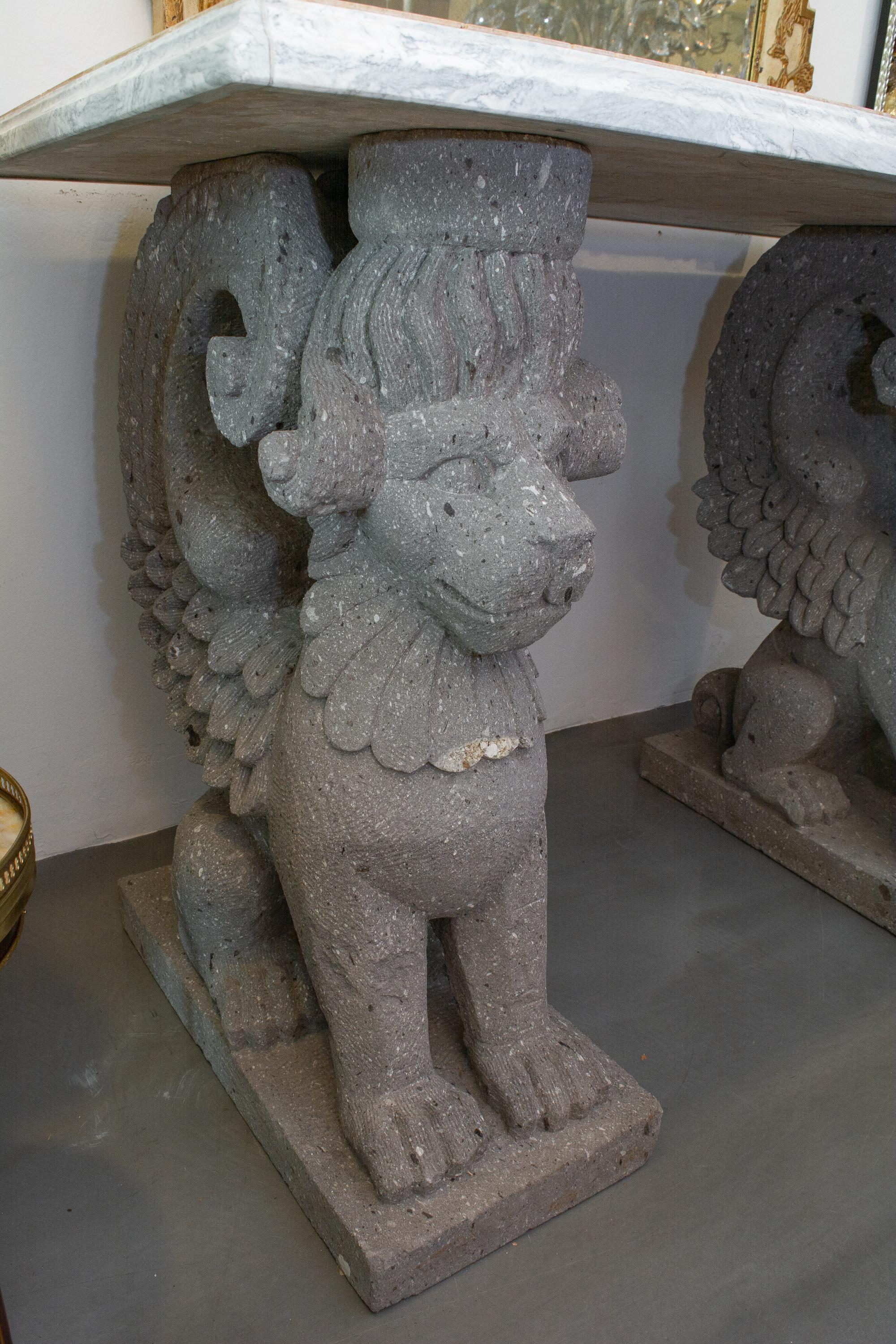 Dies ist eine stattliche Konsole, die aus zwei vermenschlichten Löwenfiguren aus Steinguss besteht, die eine antike Marmorplatte aus Pietra dura tragen. Dieser Artikel ist eine Kombination aus Komponenten des 19. und 20. Jahrhunderts.