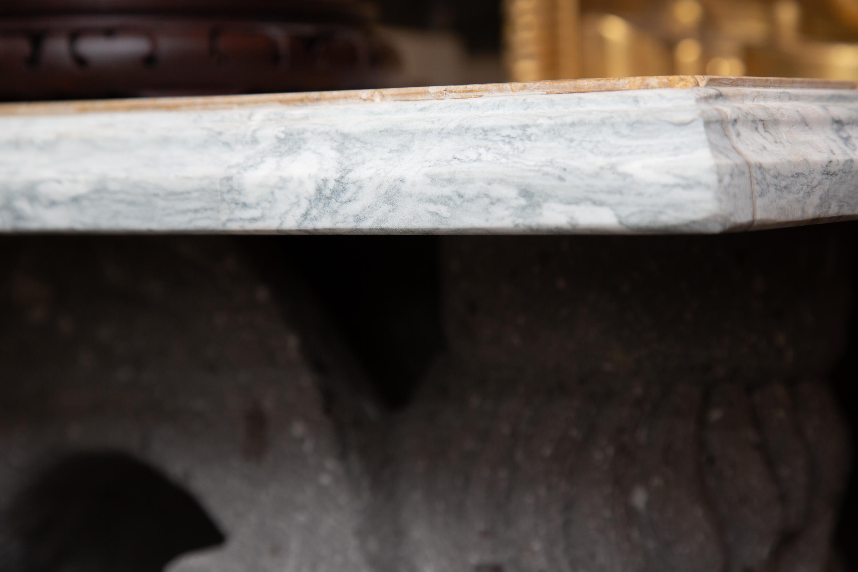 Konsole mit eingelegter Marmorplatte auf Steinguss-Stützen im Zustand „Gut“ im Angebot in WEST PALM BEACH, FL