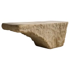 Console avec texture de pierre réaliste, style Brutalist.
