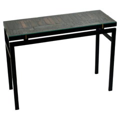 Console con piano in rilievo di blocchi di stampa e vetro opaco su telaio in metallo nero