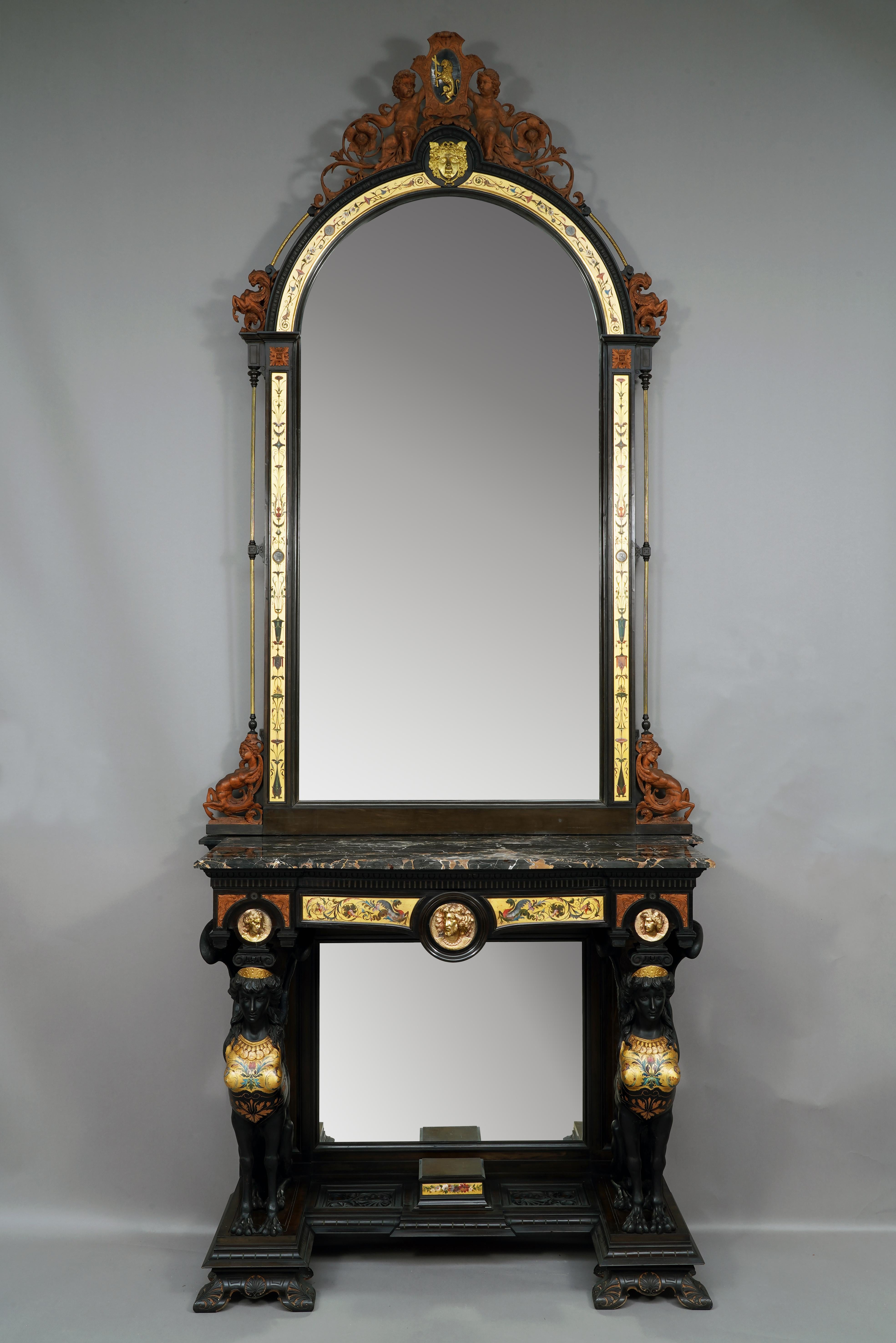 Seltenes Set mit einer Konsole und einem Spiegel aus geschwärztem, vergoldetem und bemaltem Holz antiker Inspiration.
Die Konsole aus geformtem italienischem Portormarmor ist mit drei Porträts in Bronzemedaillons verziert, die sich mit zwei gemalten
