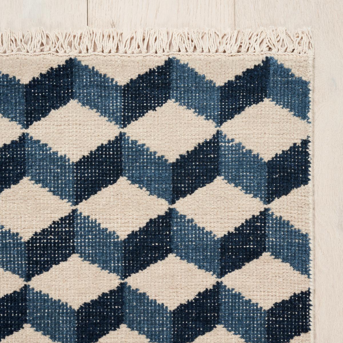 (8) Handgeknüpfte Teppiche Pompeji in Blau, 5x7' zu je $1.750.

Der zeitlose Tumbling-Block-Teppich Pompeii zeichnet sich durch ein vielseitiges Motiv aus, das sowohl in modernen als auch in traditionellen Interieurs gut zur Geltung kommt. Mit