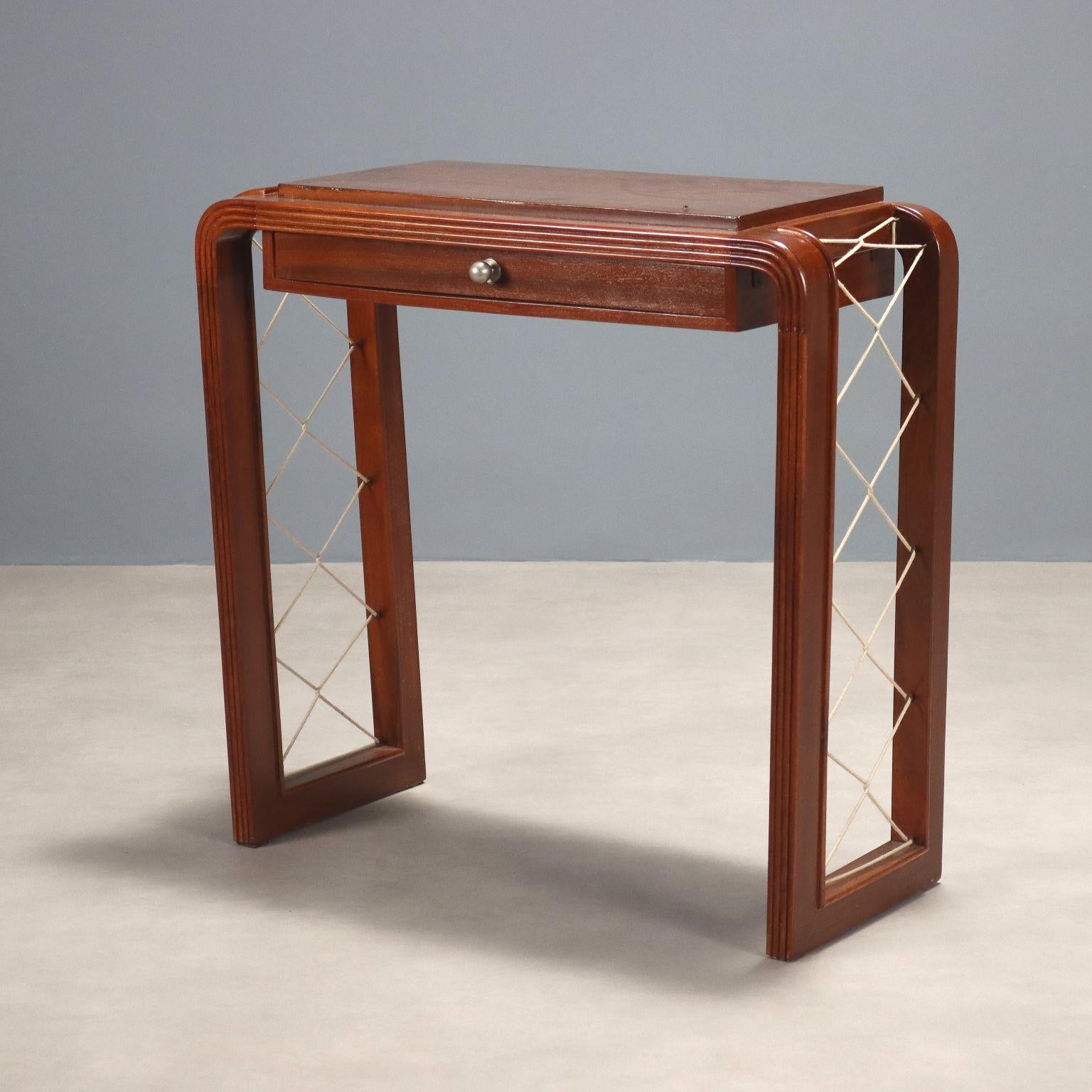 Mesa consola con cajón bajo encimera, laterales con motivo decorativo de rombos, cordón, madera chapada de caoba. Buen estado.
