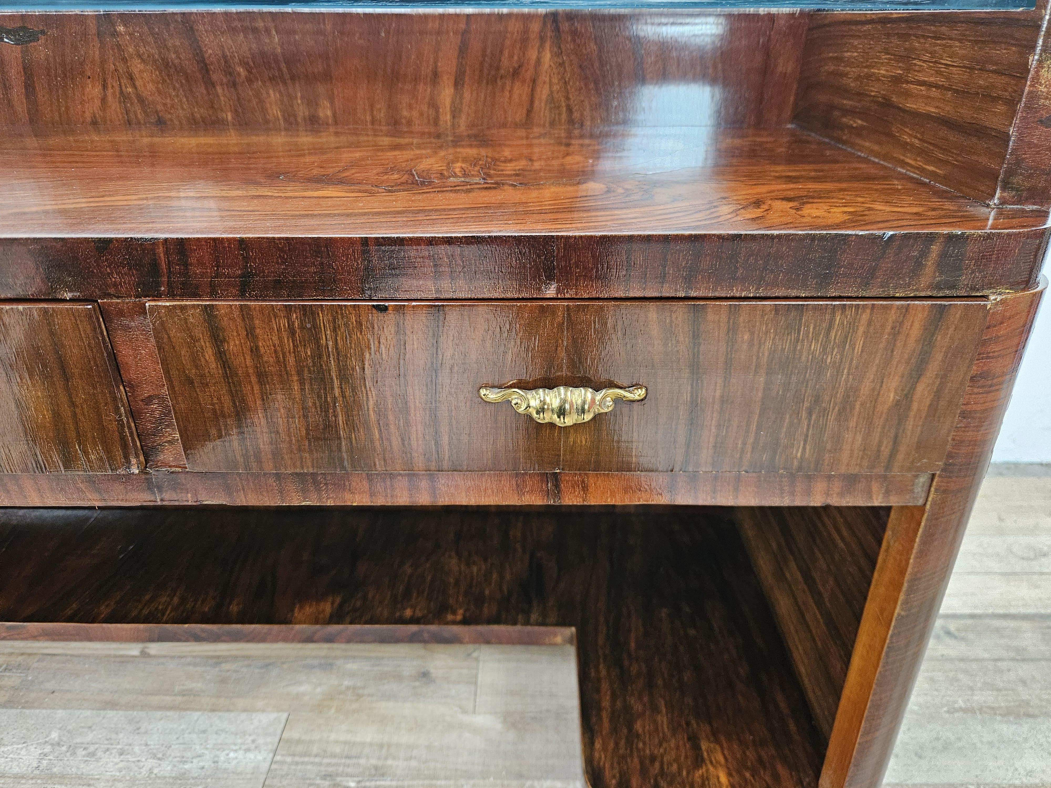 Consola Art Decó de los años 40 en raíz de nogal y latón con tapa de cristal en venta 4