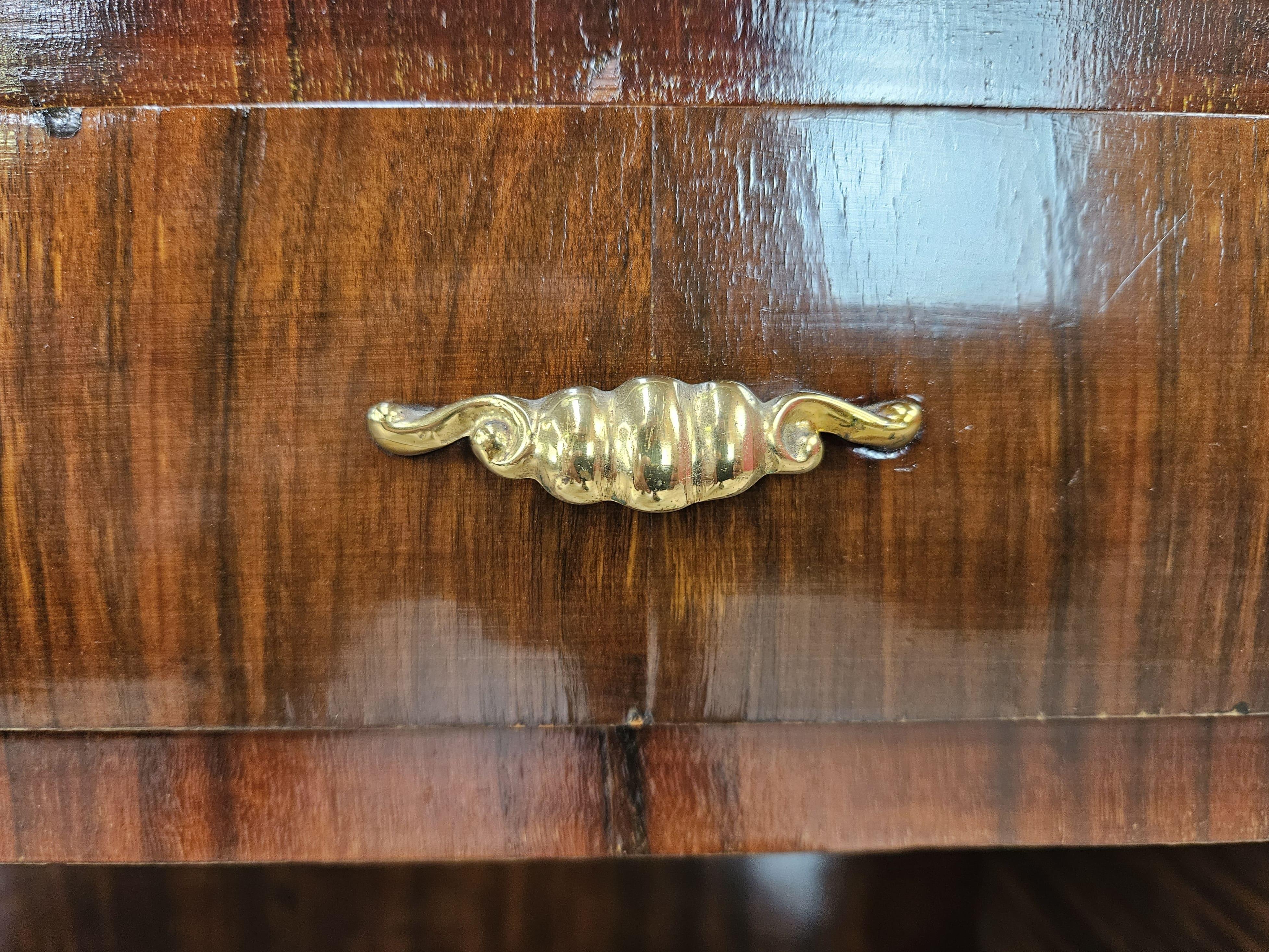 Consola Art Decó de los años 40 en raíz de nogal y latón con tapa de cristal en venta 5