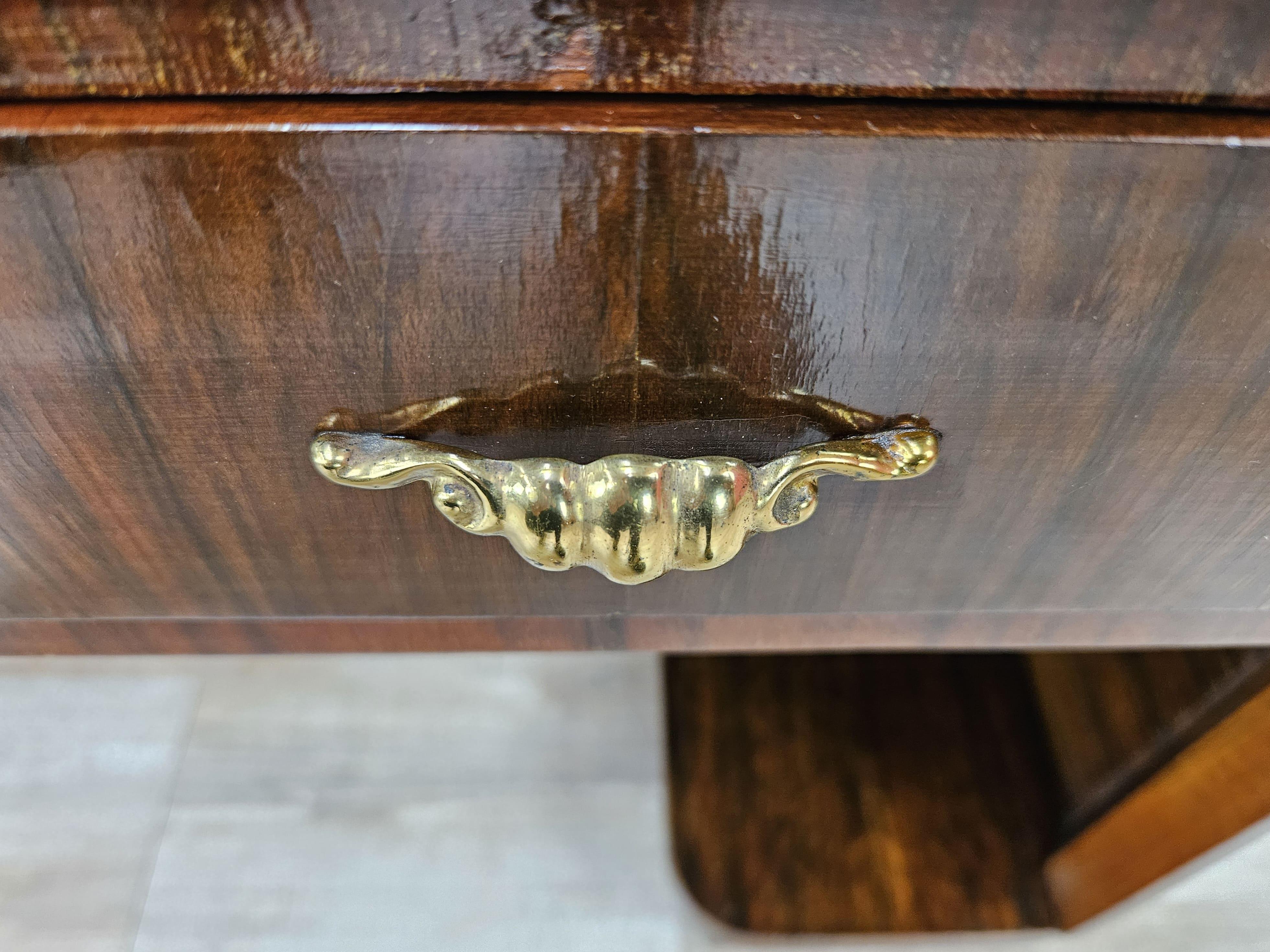 Consola Art Decó de los años 40 en raíz de nogal y latón con tapa de cristal en venta 6