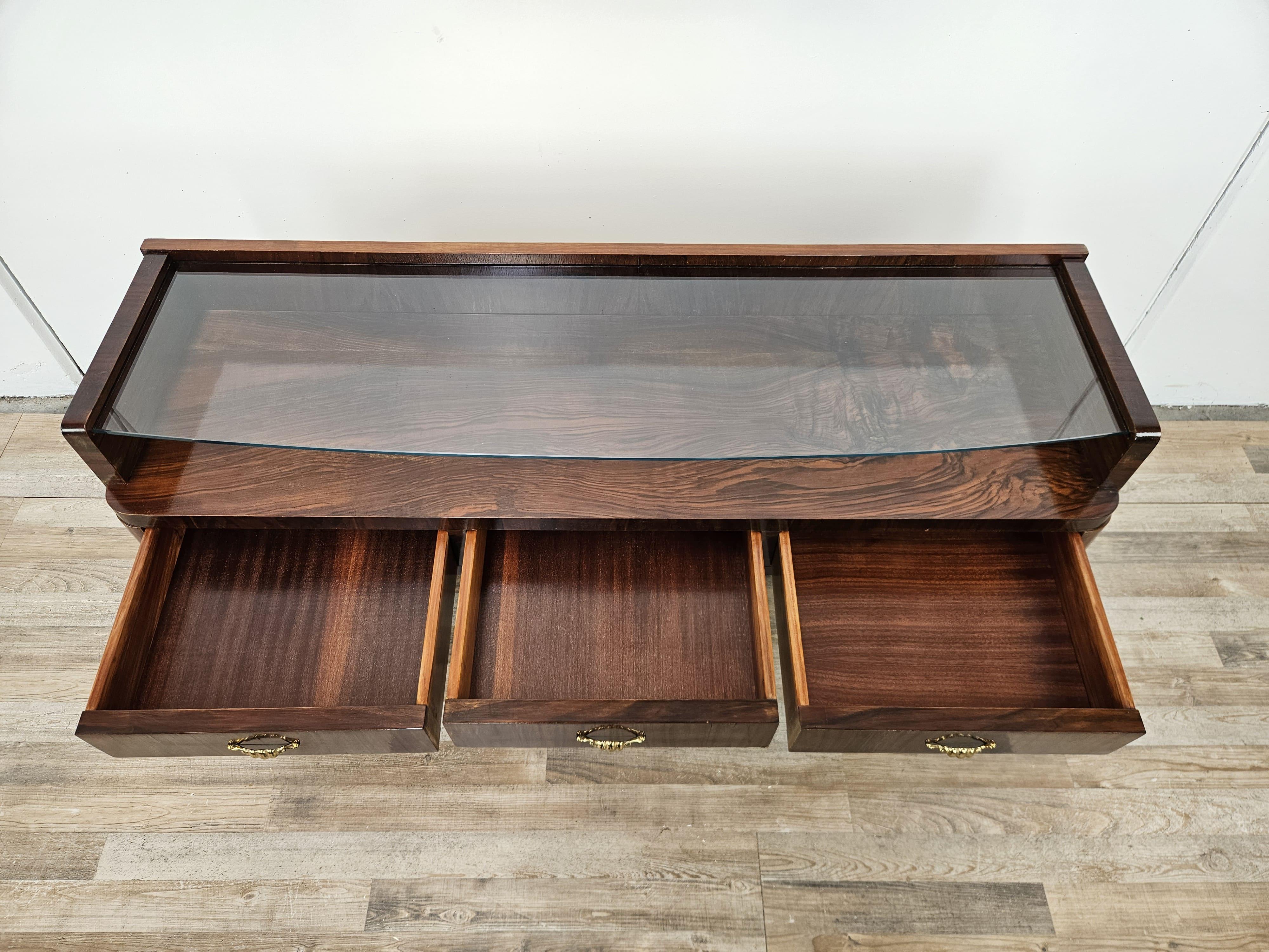 Consola Art Decó de los años 40 en raíz de nogal y latón con tapa de cristal en venta 7