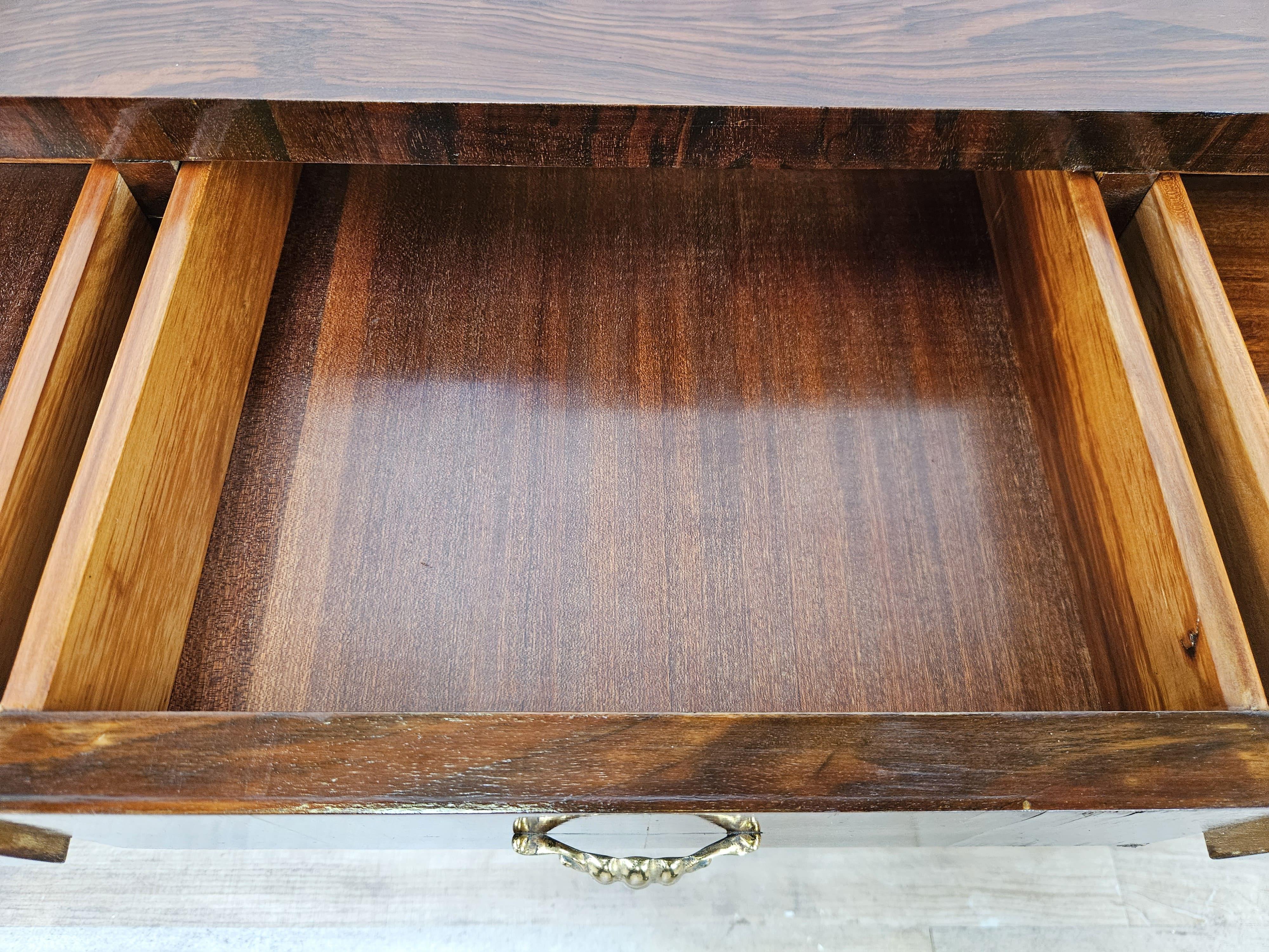 Consola Art Decó de los años 40 en raíz de nogal y latón con tapa de cristal en venta 9