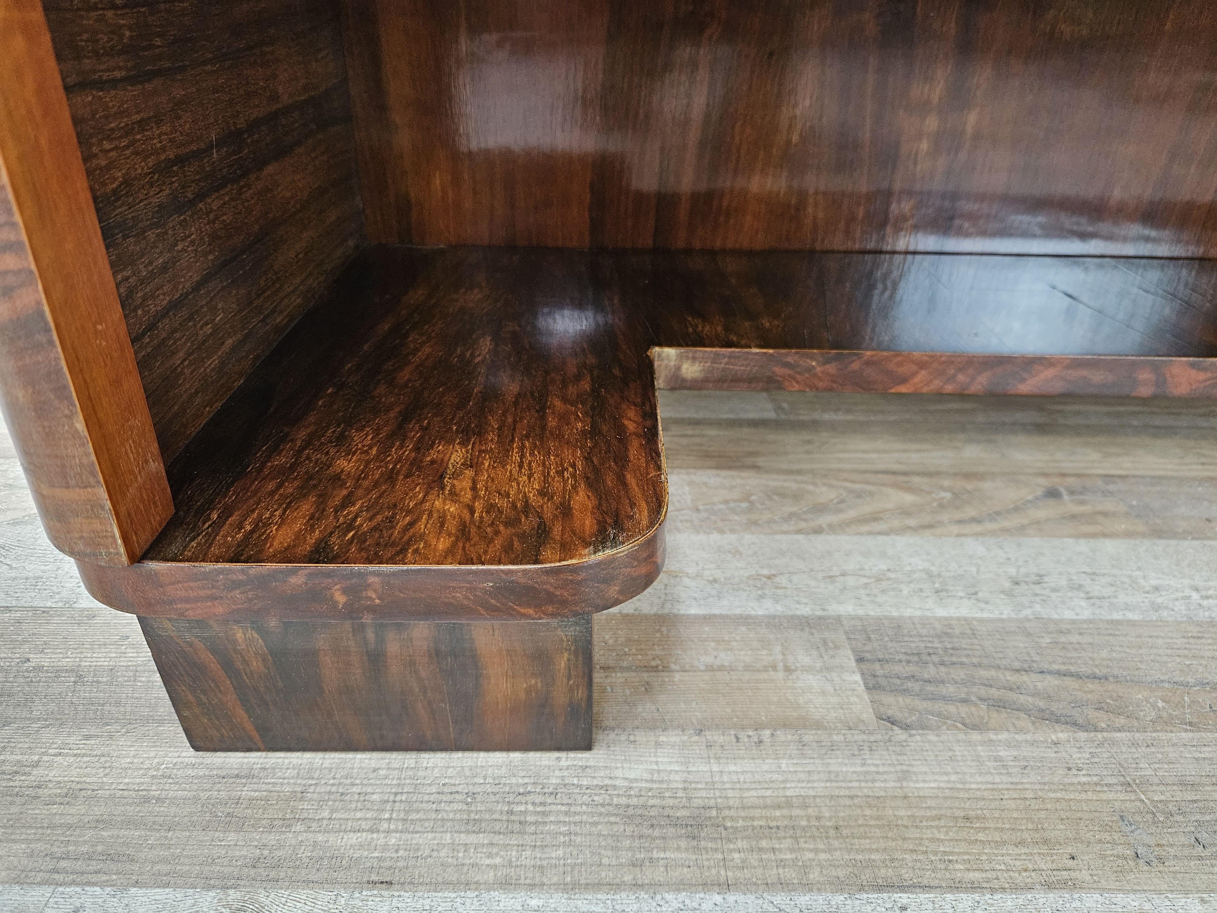 Consola Art Decó de los años 40 en raíz de nogal y latón con tapa de cristal en venta 11