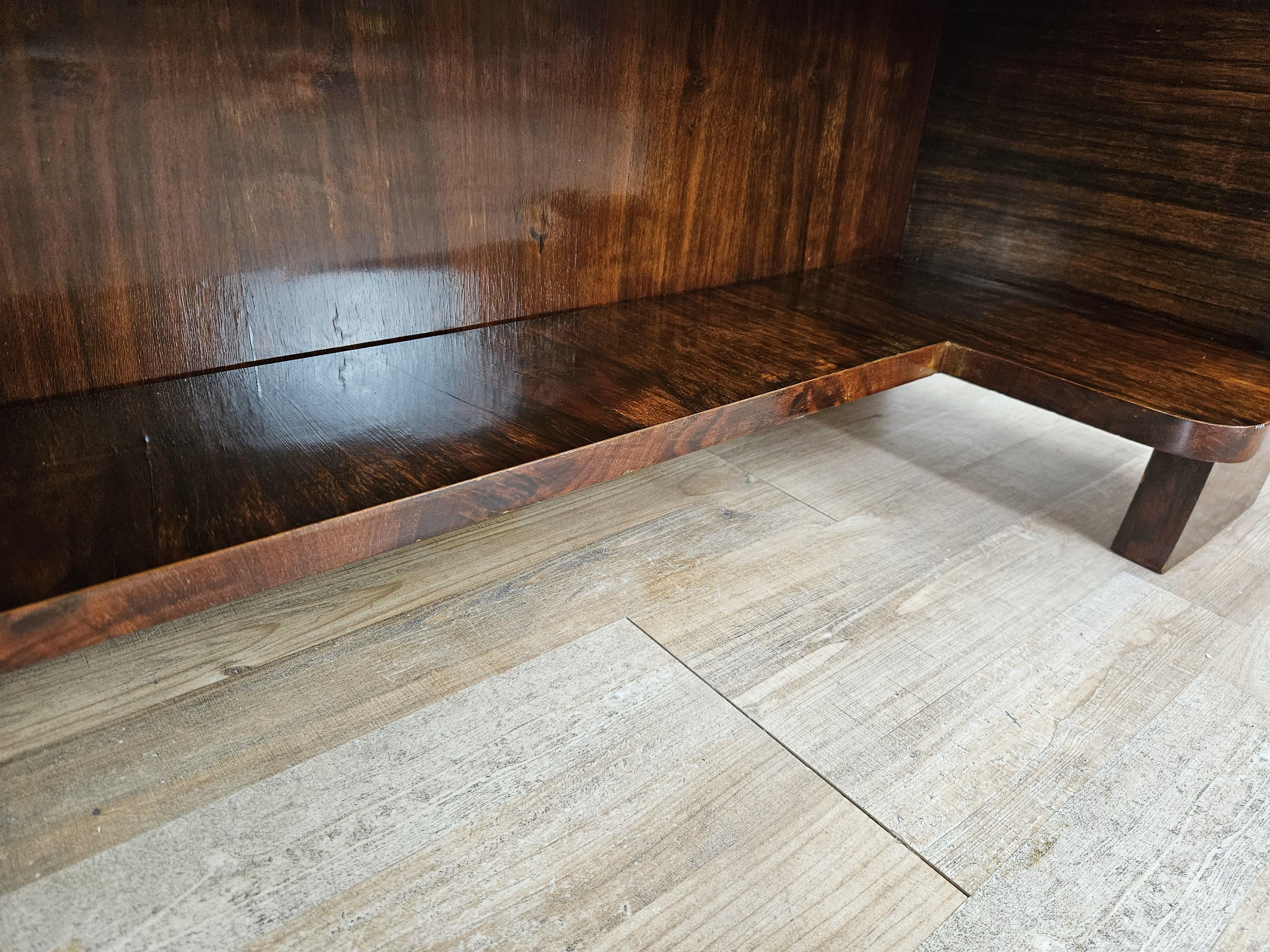 Consola Art Decó de los años 40 en raíz de nogal y latón con tapa de cristal en venta 12