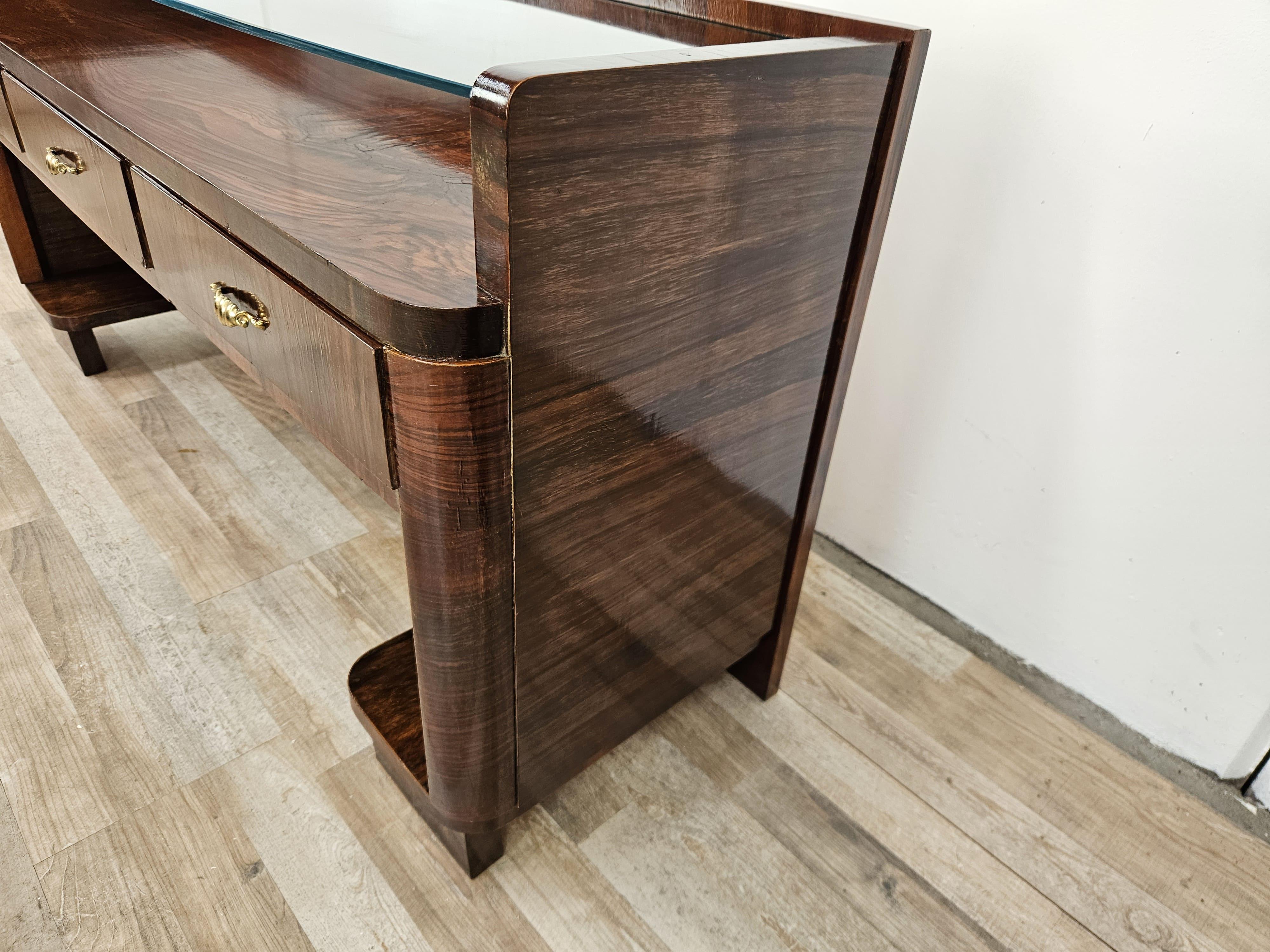Consola Art Decó de los años 40 en raíz de nogal y latón con tapa de cristal Italian en venta