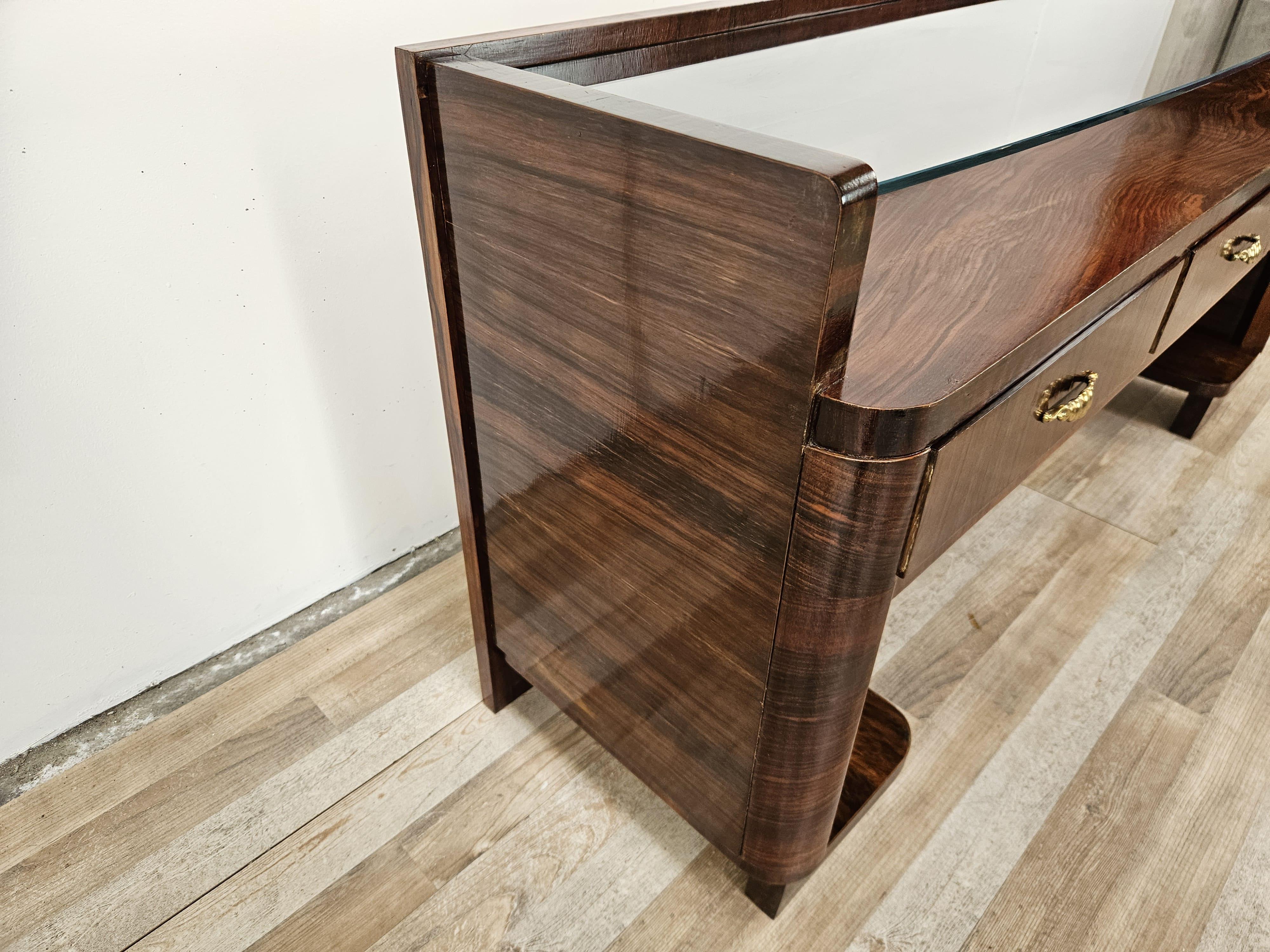 Consola Art Decó de los años 40 en raíz de nogal y latón con tapa de cristal en Bueno estado para la venta en Premariacco, IT