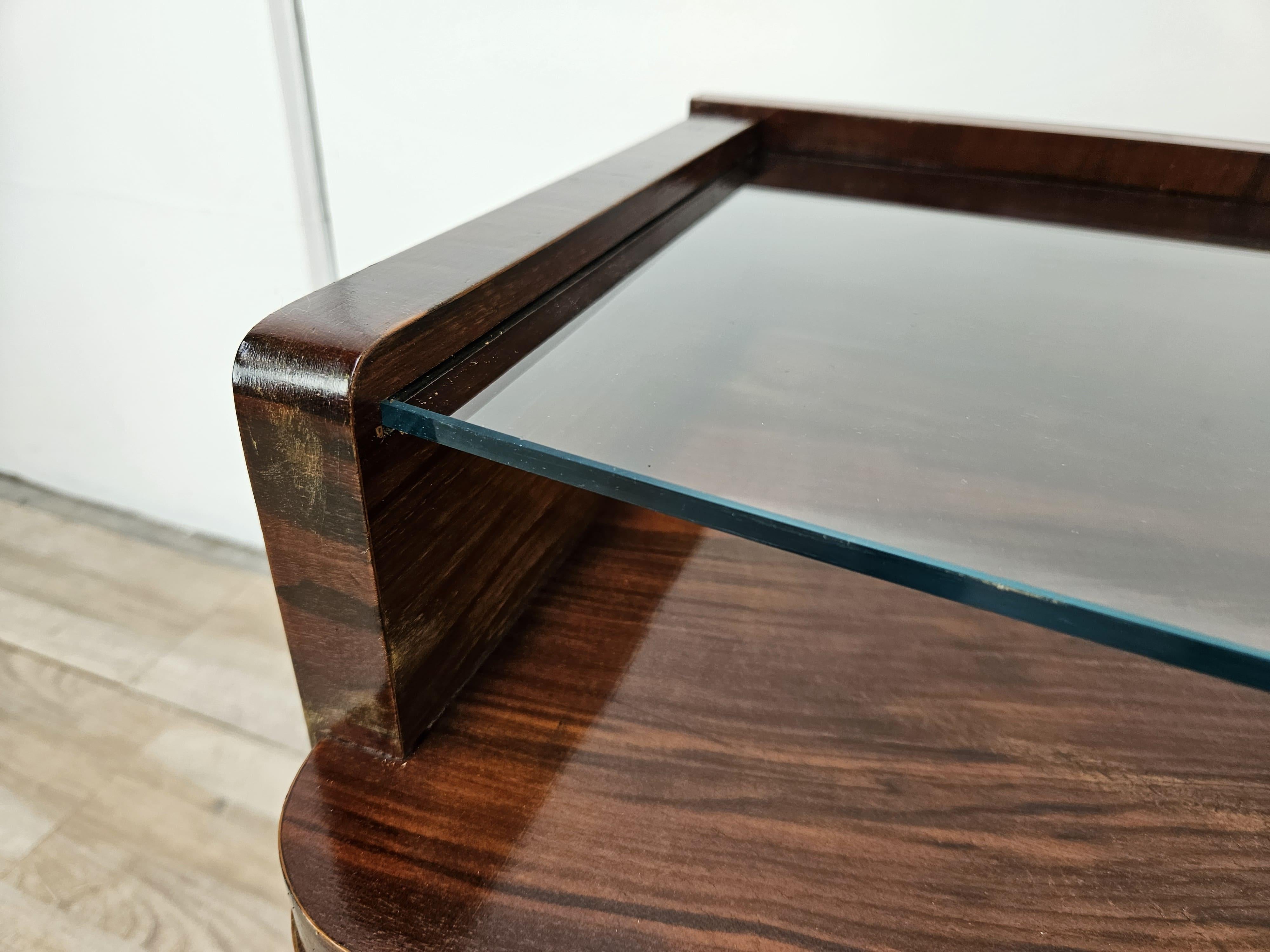 Consola Art Decó de los años 40 en raíz de nogal y latón con tapa de cristal Latón en venta