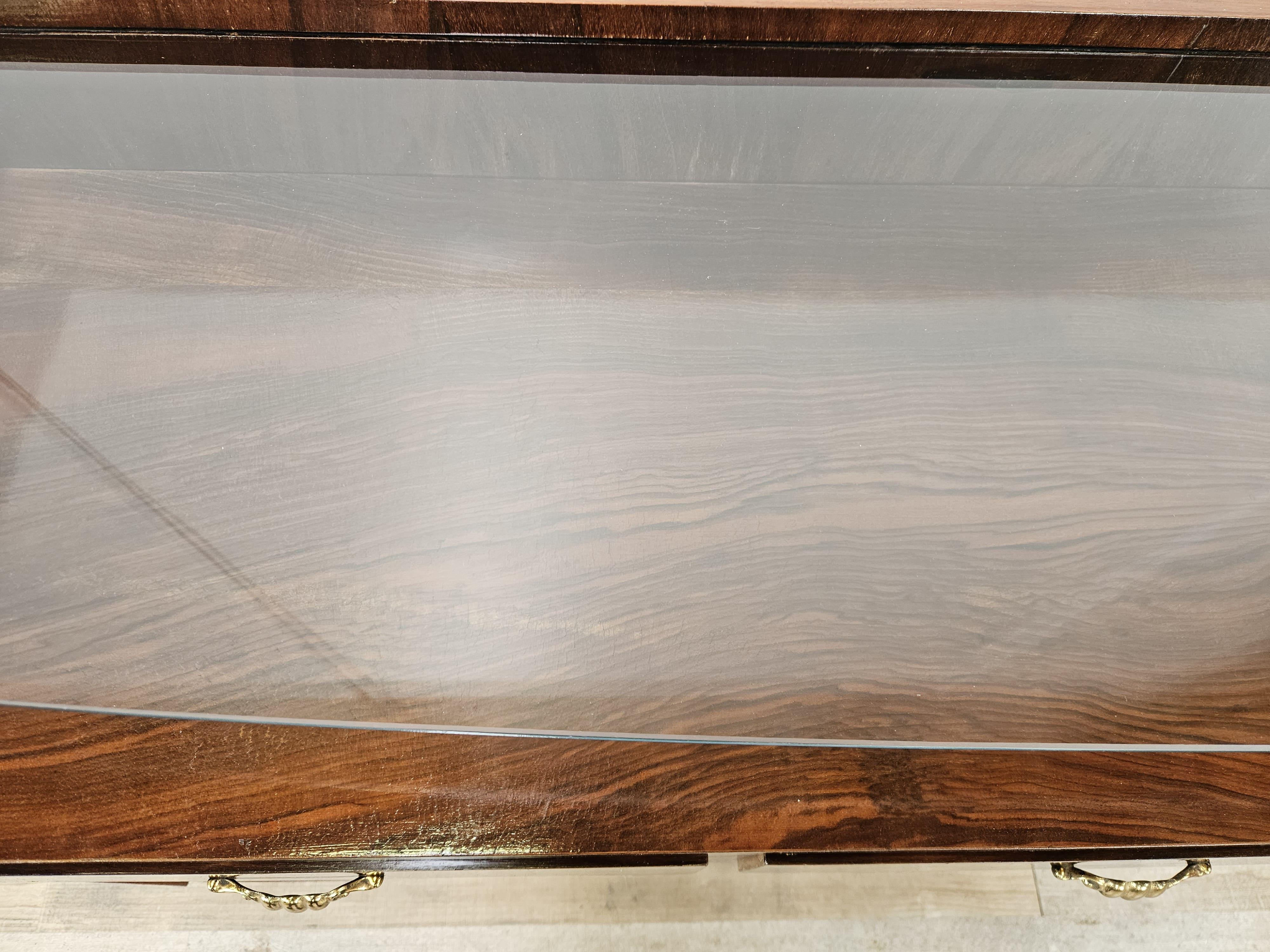 Consola Art Decó de los años 40 en raíz de nogal y latón con tapa de cristal en venta 1