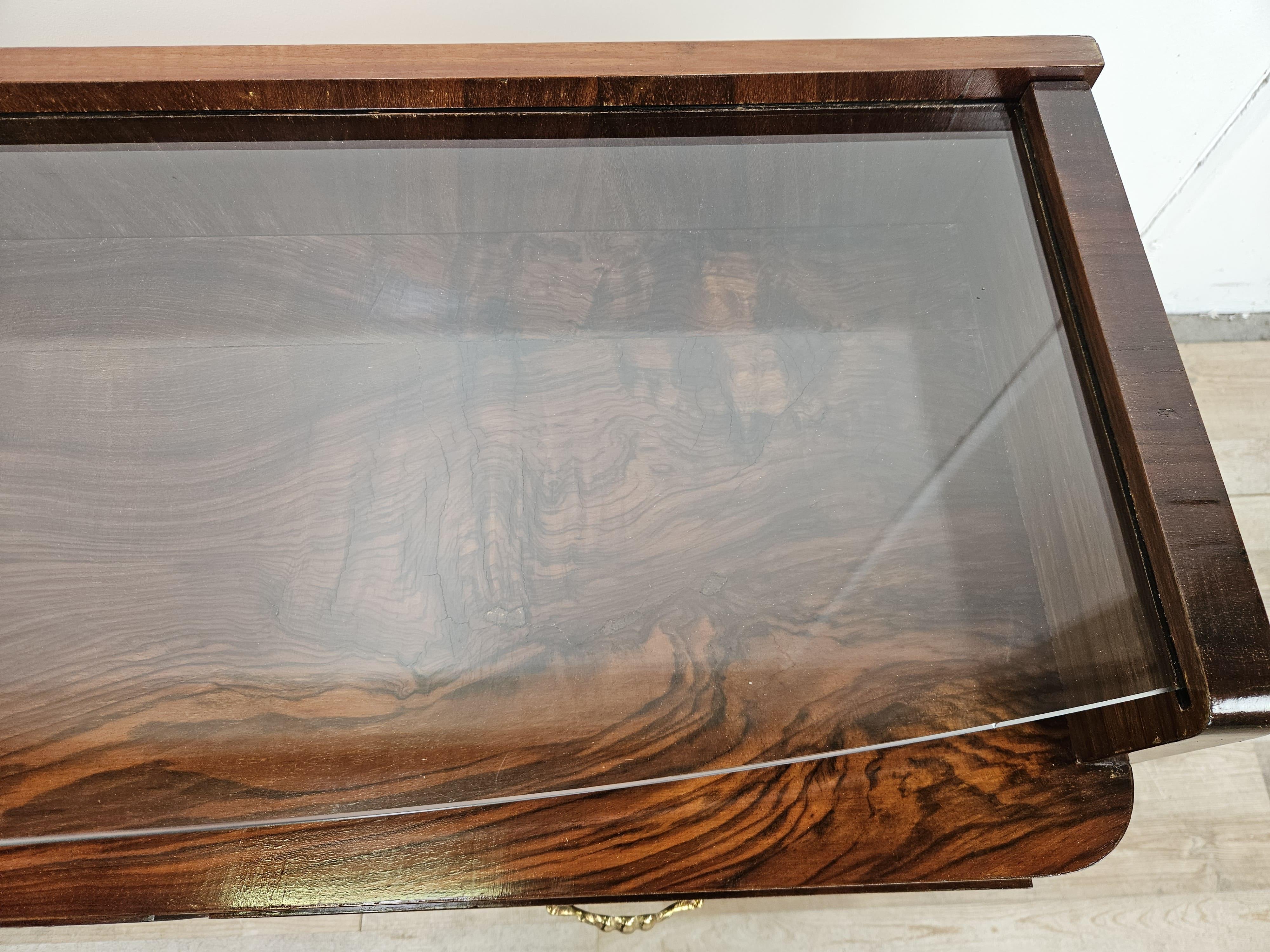 Consola Art Decó de los años 40 en raíz de nogal y latón con tapa de cristal en venta 2