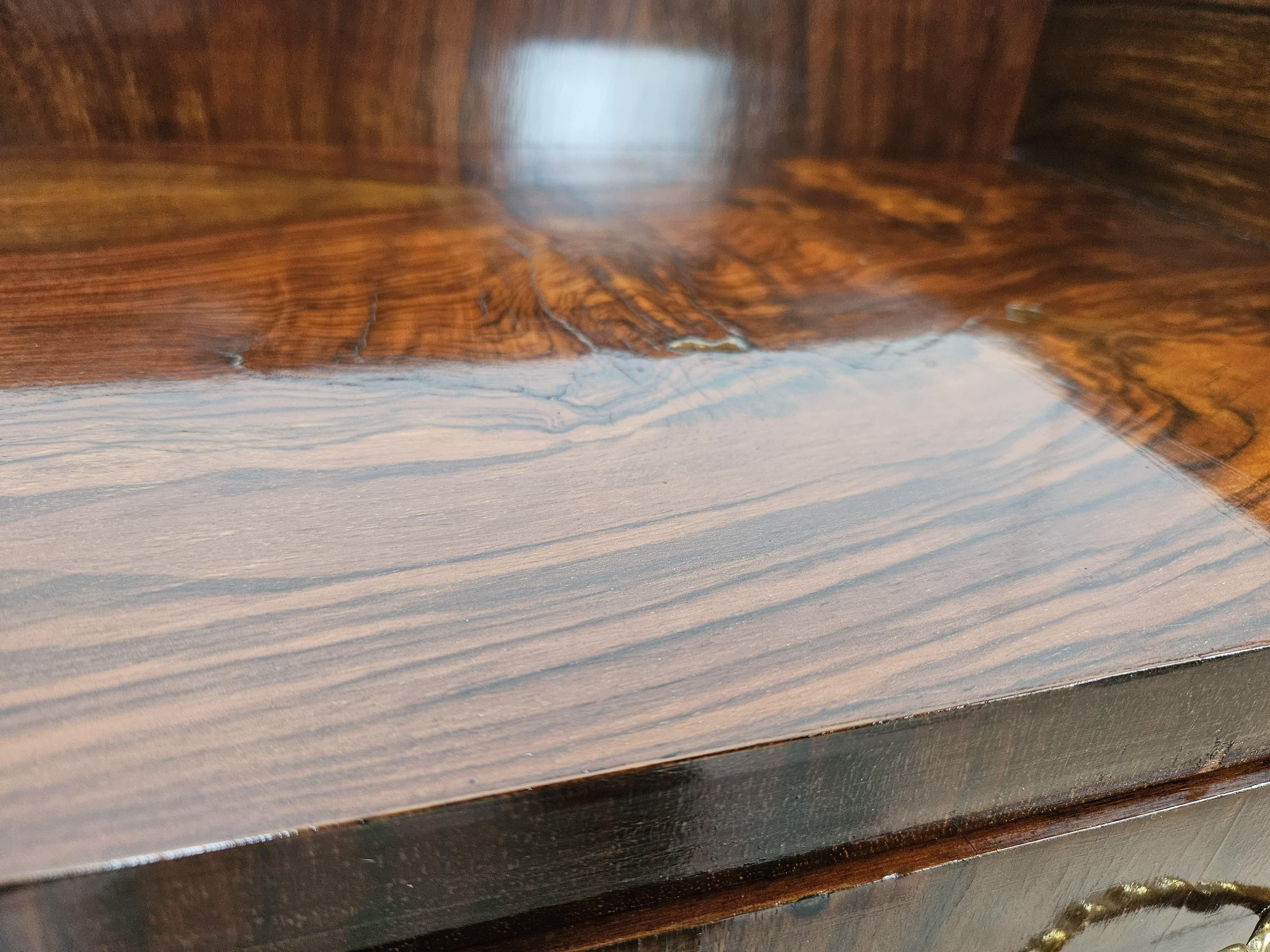 Consola Art Decó de los años 40 en raíz de nogal y latón con tapa de cristal en venta 3