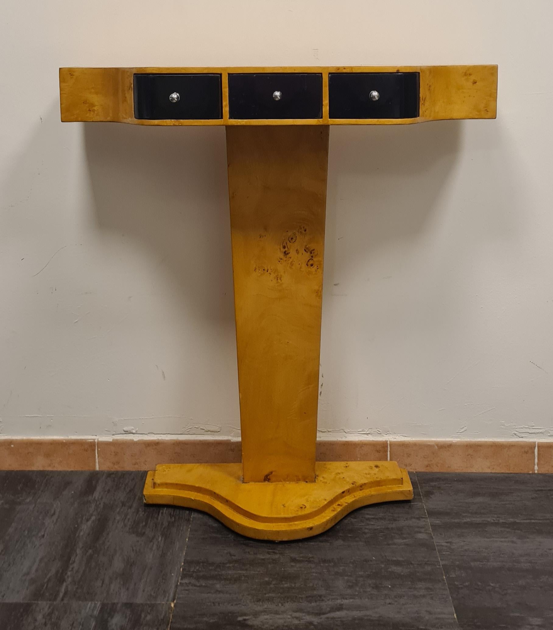 Art Deco style entryway or hallway console table

Small console table in Radica with three black lacquered drawers.

Refined and understated this wall console table is ideal for decorating your entryway or a hallway.

In Art Deco style, it can be