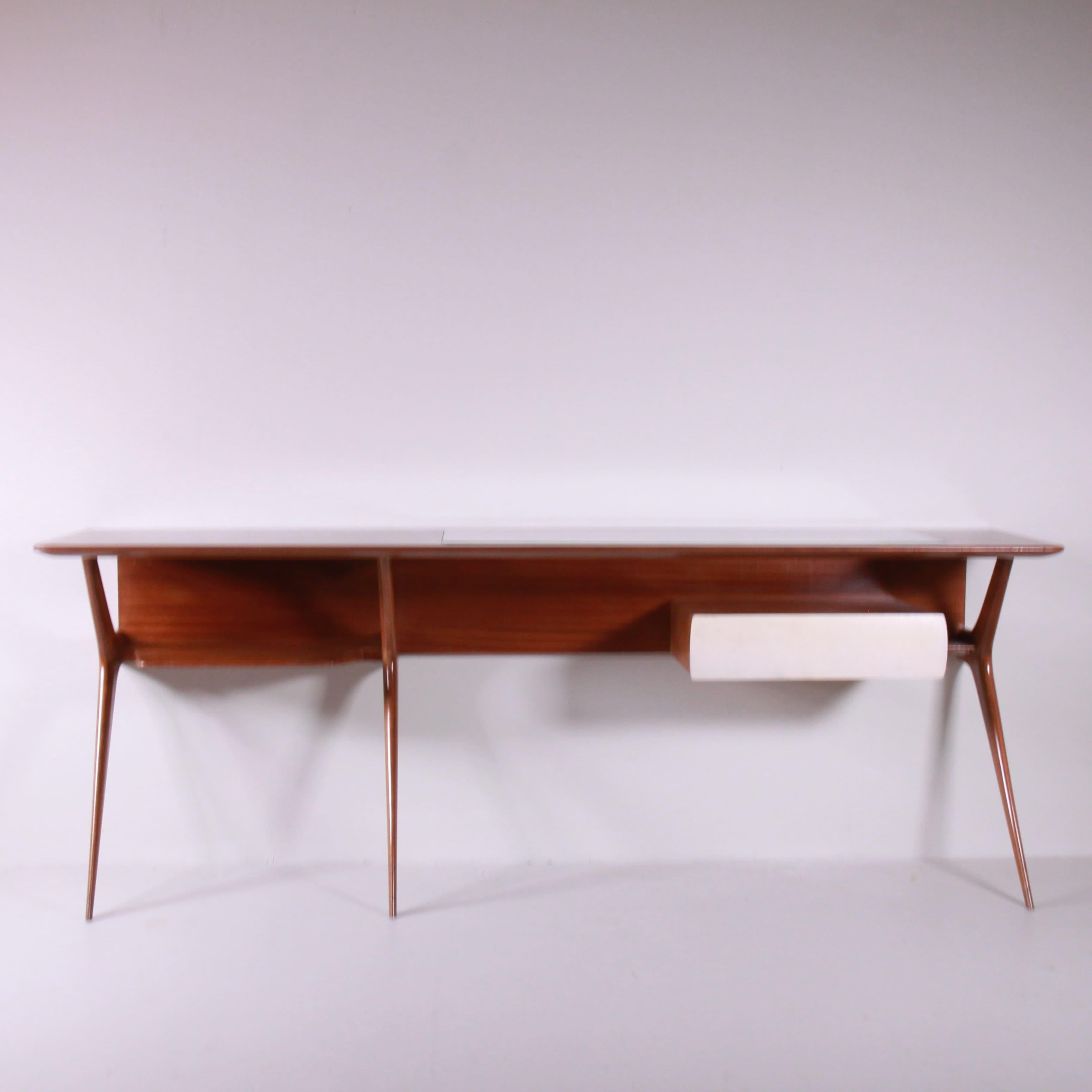 Wandkonsole aus Holz, mit Glasplatte und pergamentbezogener Schublade, im Mid-Century-Stil, kürzlich restauriert, um die Qualität und die handwerklichen Details zu verbessern. Die lineare Holzstruktur wird durch eine Glasplatte bereichert, die