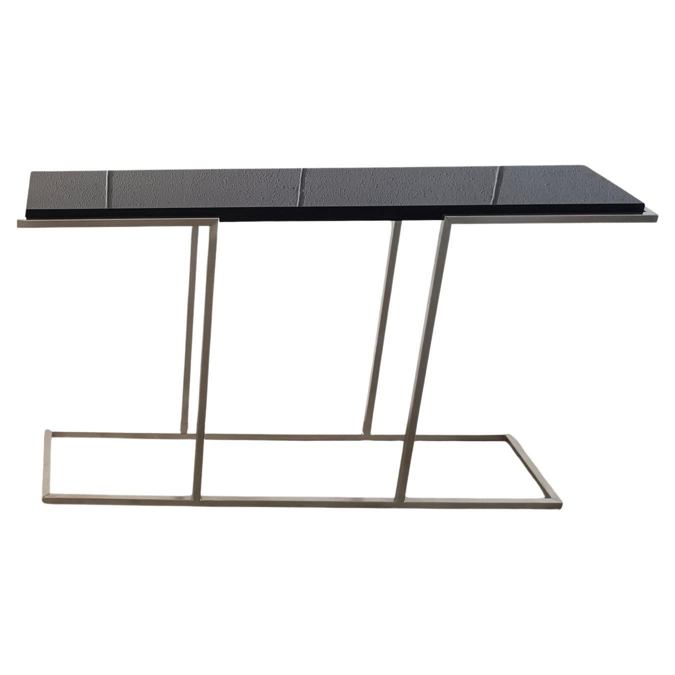 Consola de diseño 80s Acero satinado con estante lacado en negro en venta