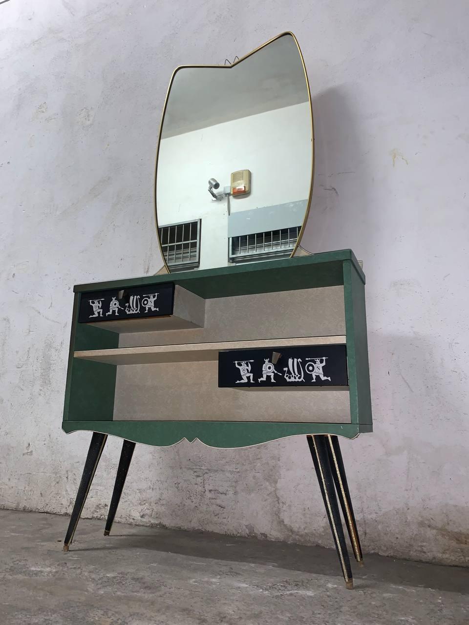 Toilette/console avec miroir par Umberto Mascagni, années 1950. Cadre et miroir en bois avec profil en laiton. Bon état conservateur, il n'y a pas de défauts esthétiques ou structurels à signaler, seulement des signes légers et évidents du temps dus