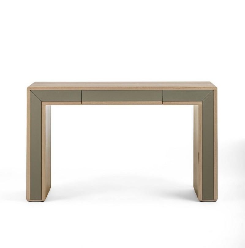Console table with a light and linear design, characterized by the combination of natural tones of wood and leather. Presented in Eucalyptus rope F129, equipped with a front drawer with rallenty system. Also realizable in other wood finishes.
