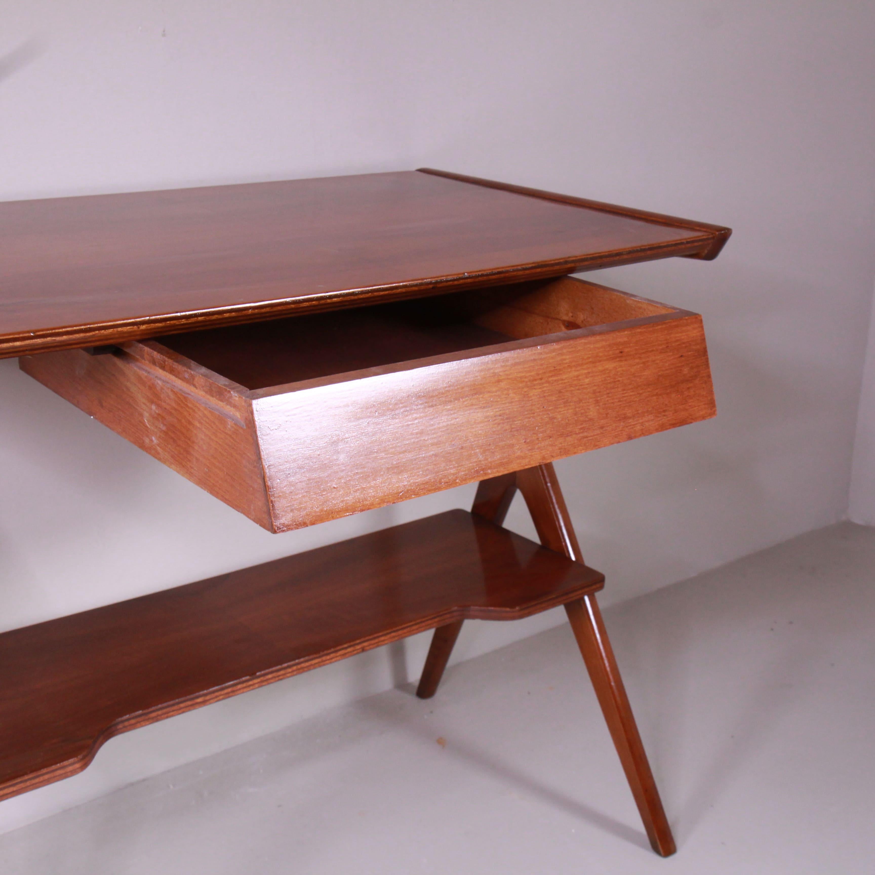Wooden console table in the Mid-Century style of the 1950s, with an essential and clean design that reflects the elegance and restraint typical of the era. The solid and linear structure, characterized by soft lines and balanced proportions, lends