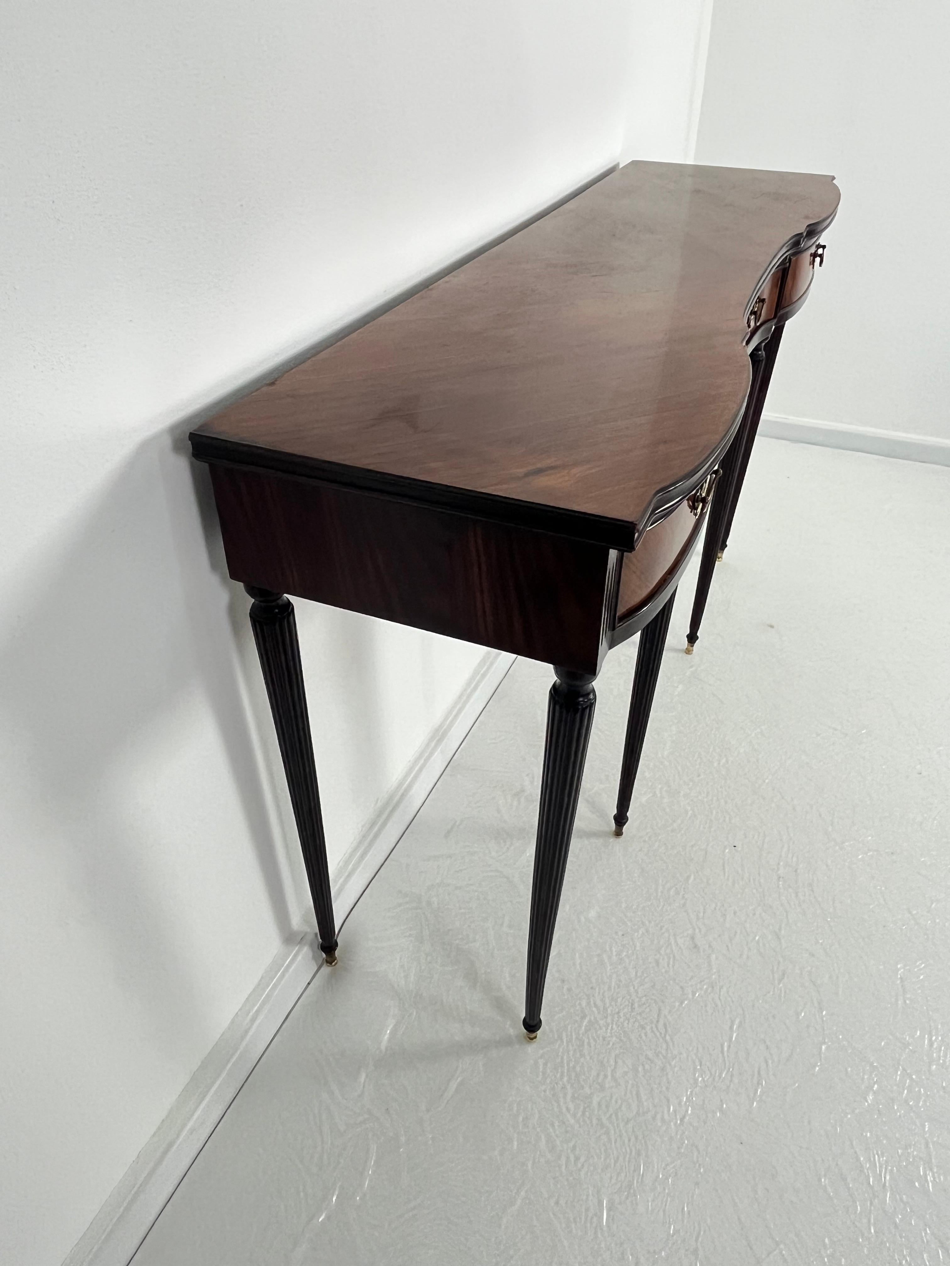Mid-20th Century Consolle italiana Mid-Century con piedini e maniglie in ottone, anni '60 For Sale