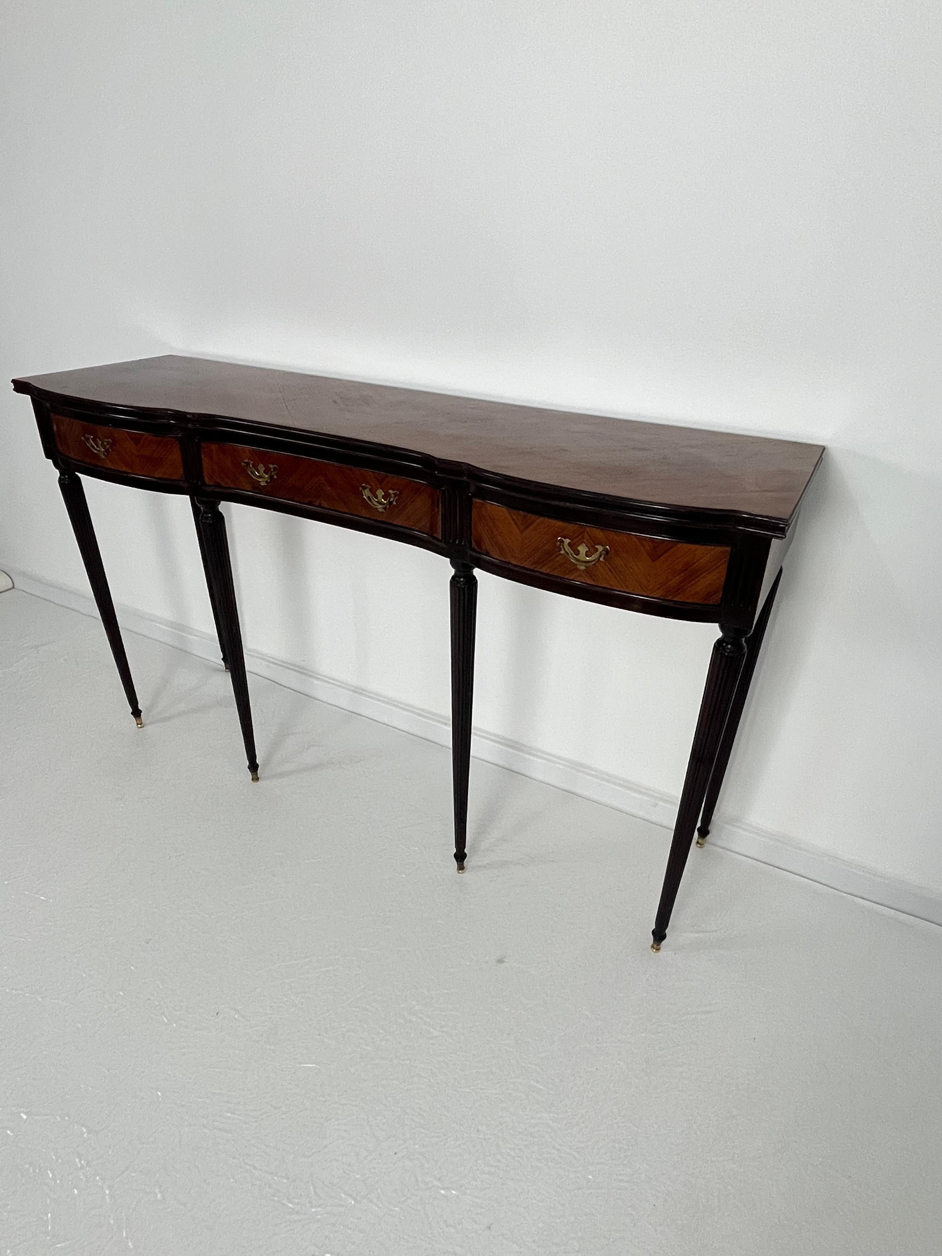 Brass Consolle italiana Mid-Century con piedini e maniglie in ottone, anni '60 For Sale