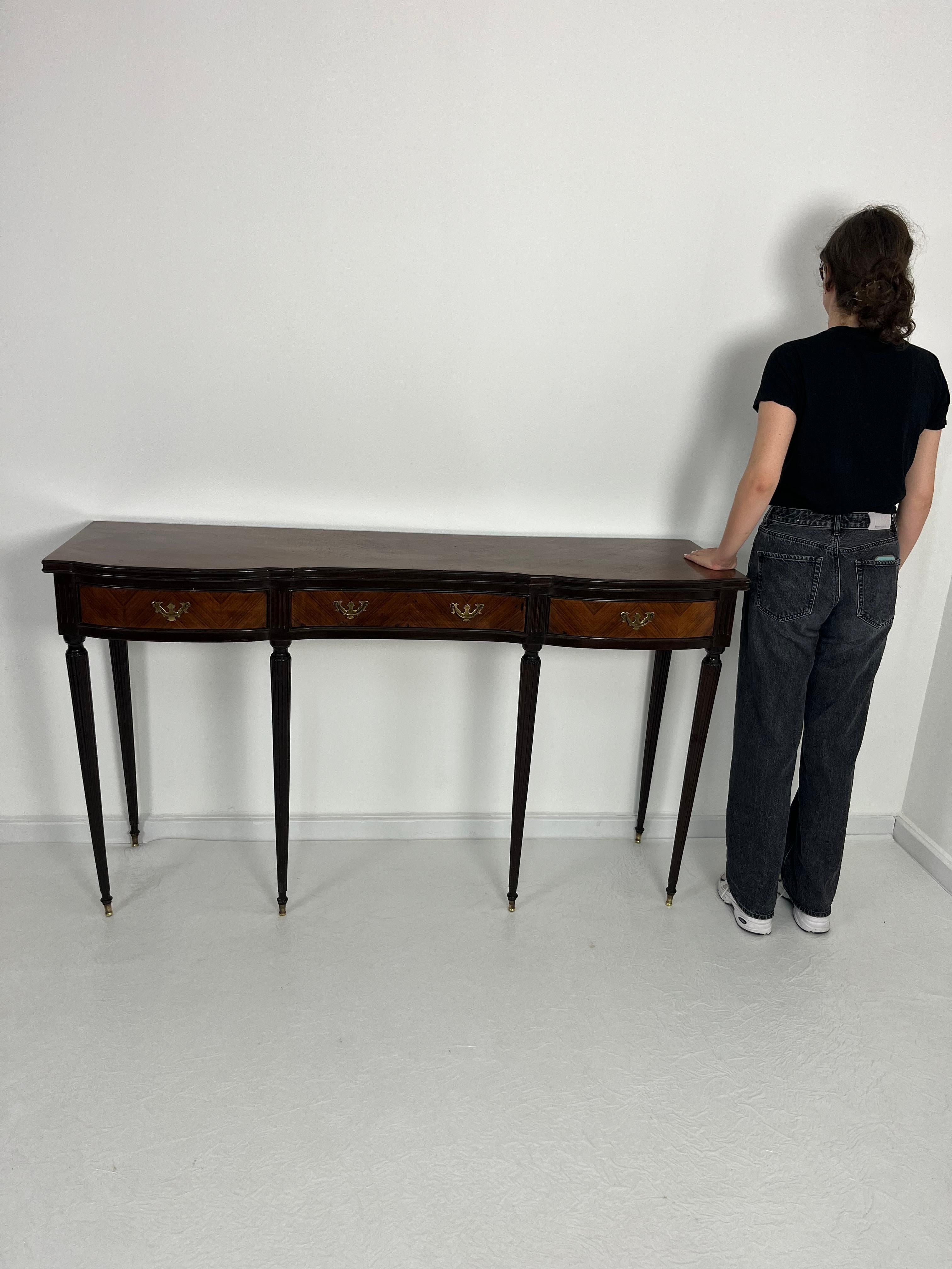 Consolle italiana Mid-Century con piedini e maniglie in ottone, anni '60 For Sale 1