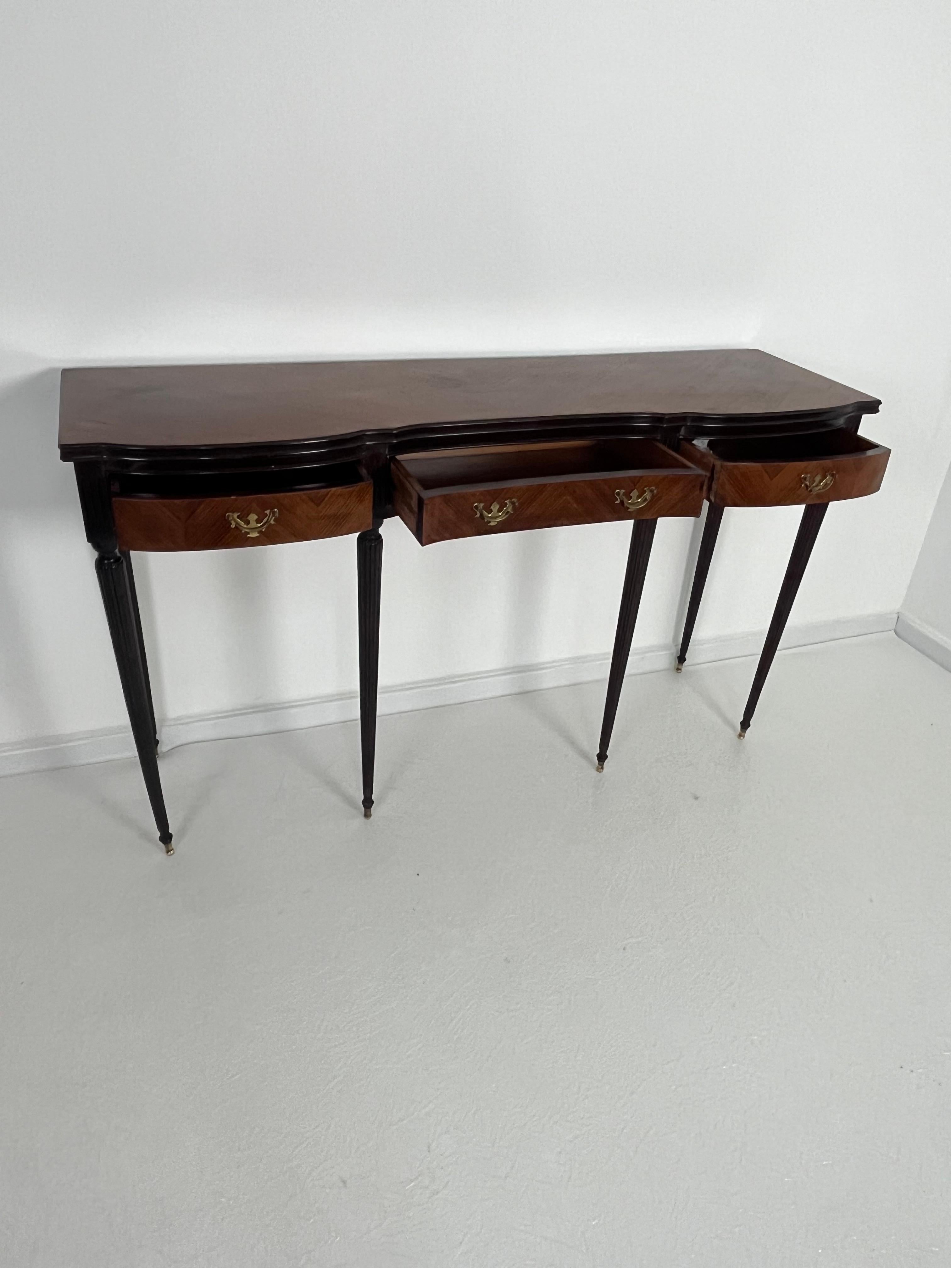Consolle italiana Mid-Century con piedini e maniglie in ottone, anni '60 For Sale 3