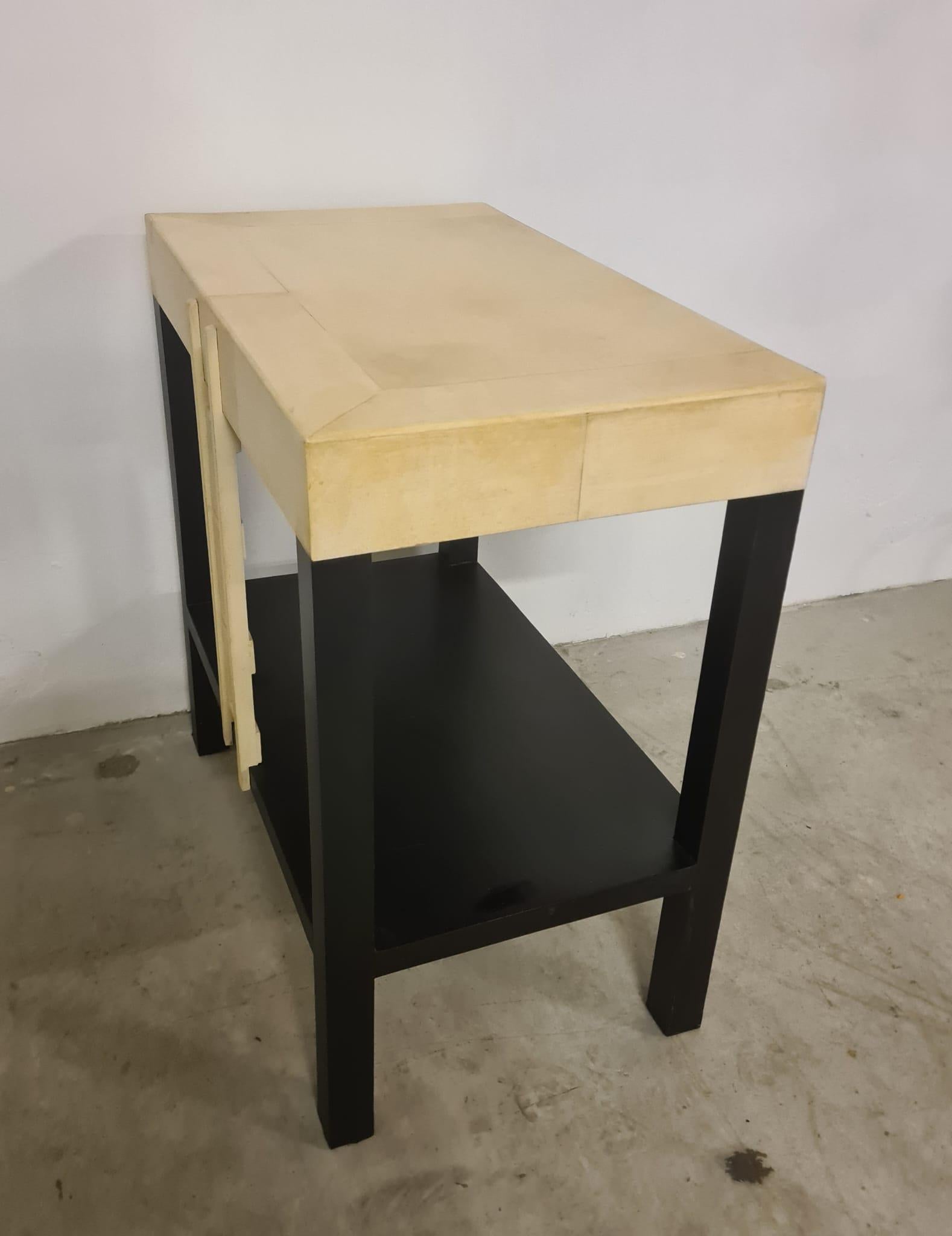 Wood 90' lacquered console table For Sale