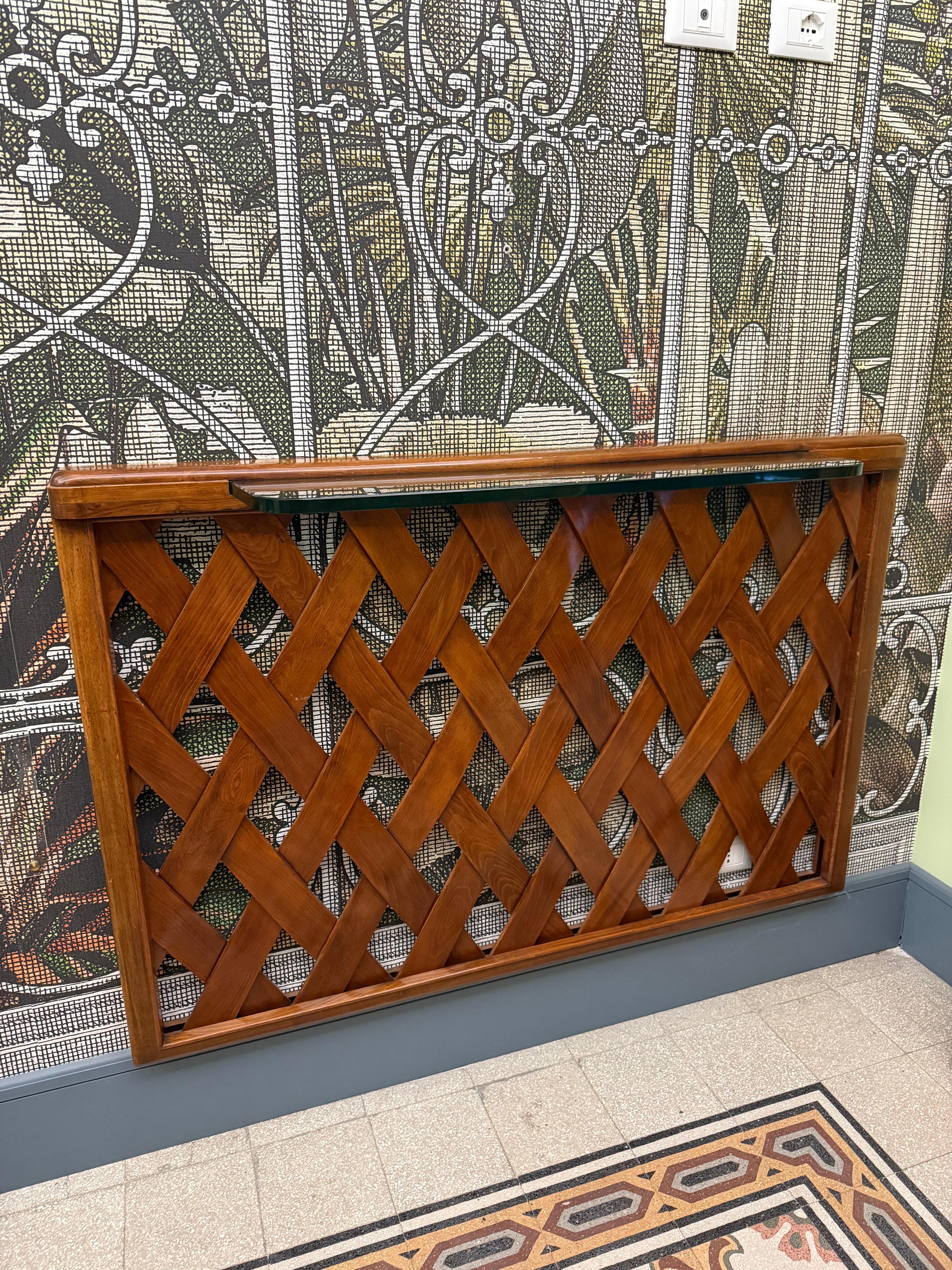 Elegante Consolle realizzata in fascia di legno di noce Intrecciato con mensola spessa in cristallo Verde Nilo , dato il design e bellezza teniamo opportuno che sia stata disegnata dal famoso Architetto Paolo Buffa esistono anche le poltrone con