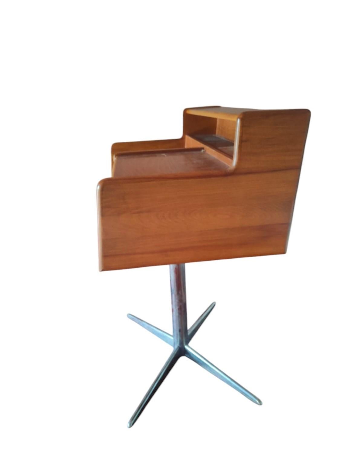 Swivel console table made of walnut wood and chrome-plated steel, manufactured by Fimsa, in the 1960s. 
Iconic coffee table of the time, used in entryways as an object holder and emptier, or in living rooms as a small desk.
Tubular chrome-plated