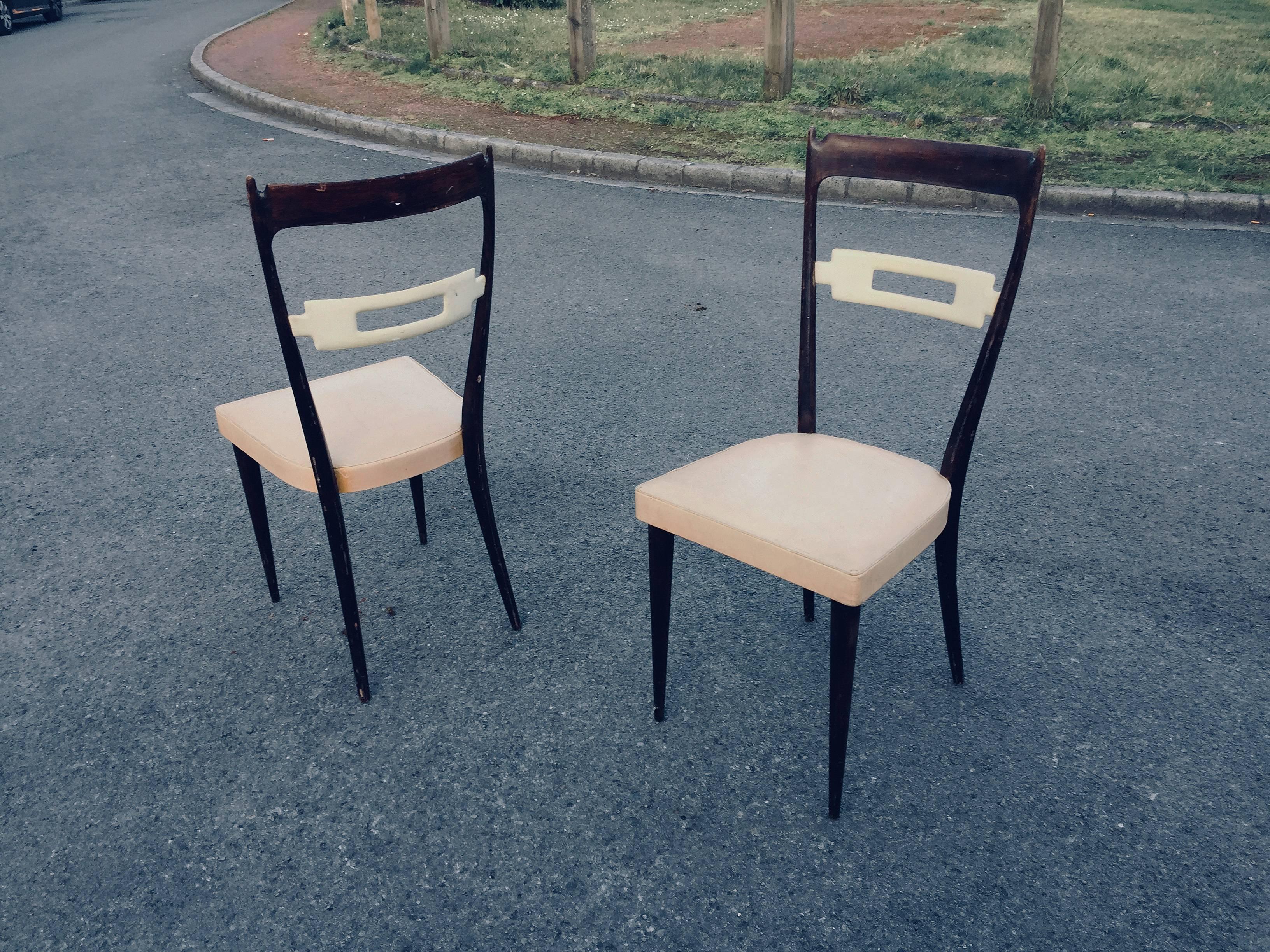Consorzio Sedie Friuli, ensemble de quatre chaises en hêtre laqué et teinté et en similicuir.