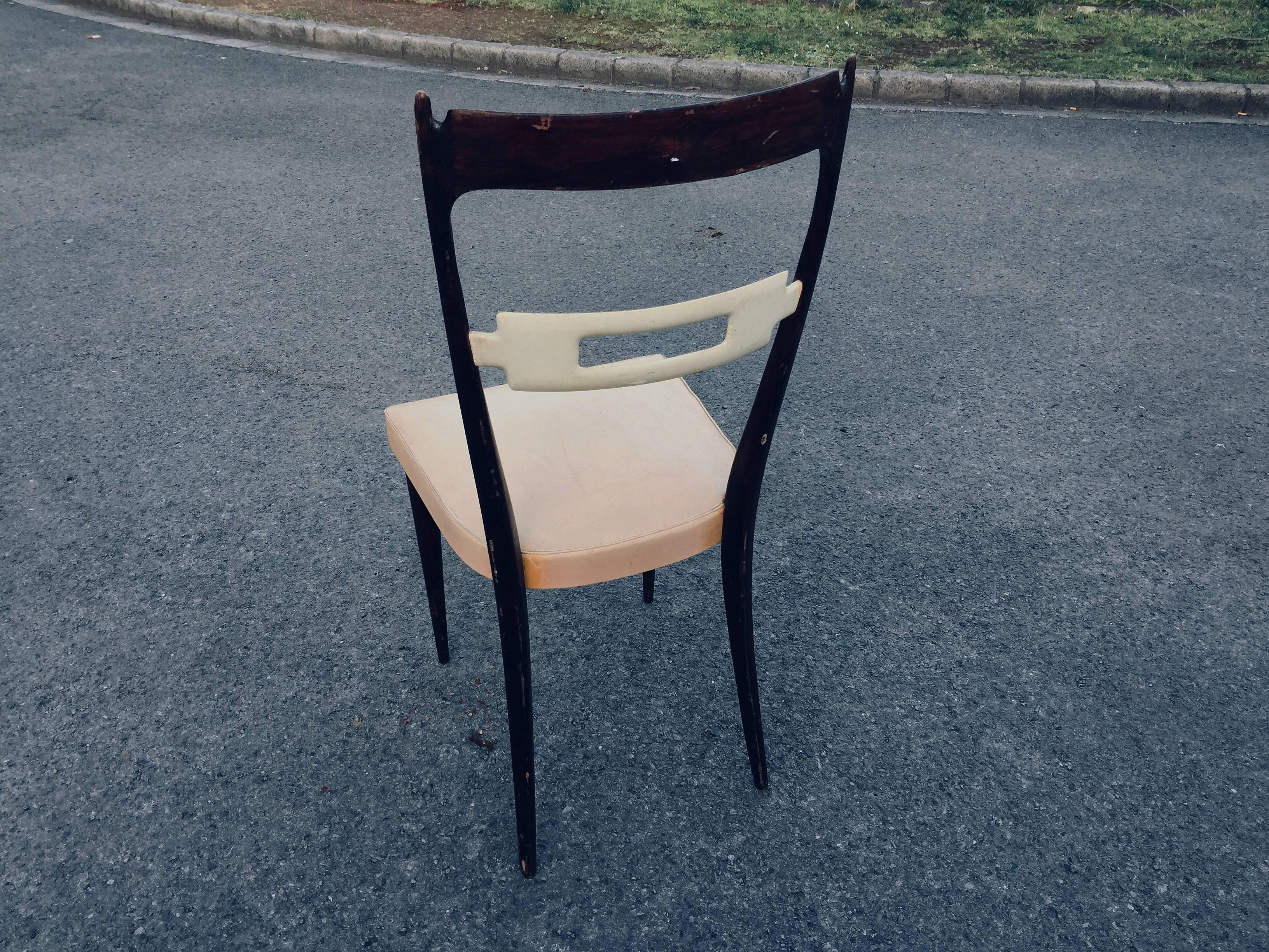 Laqué Ensemble de quatre chaises Consorzio Sedie Friuli en hêtre laqué et teinté en vente