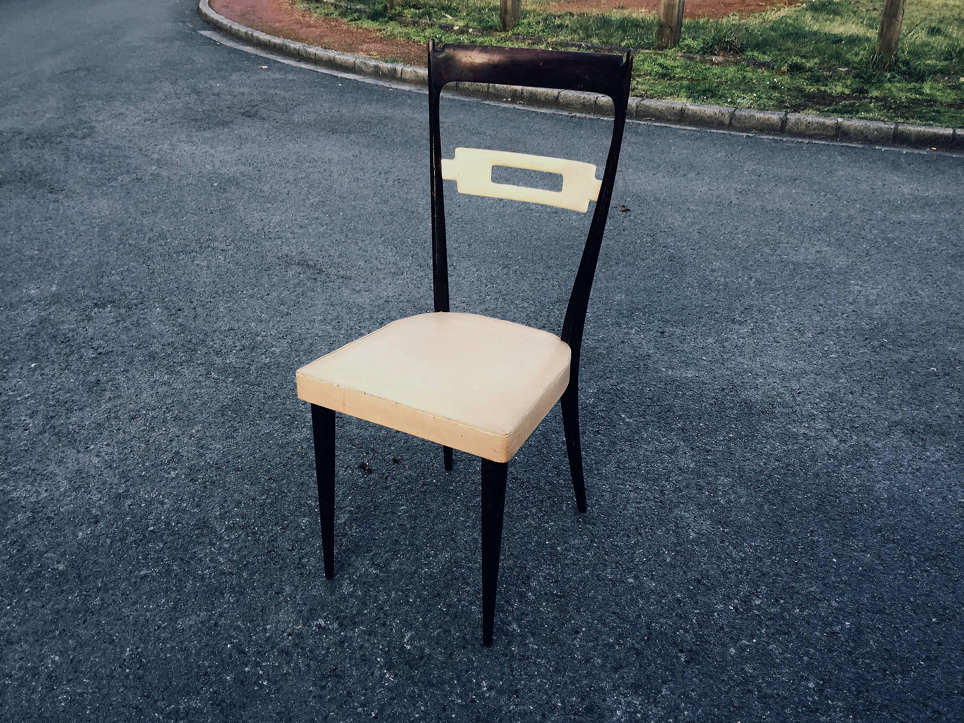 Ensemble de quatre chaises Consorzio Sedie Friuli en hêtre laqué et teinté en vente 1