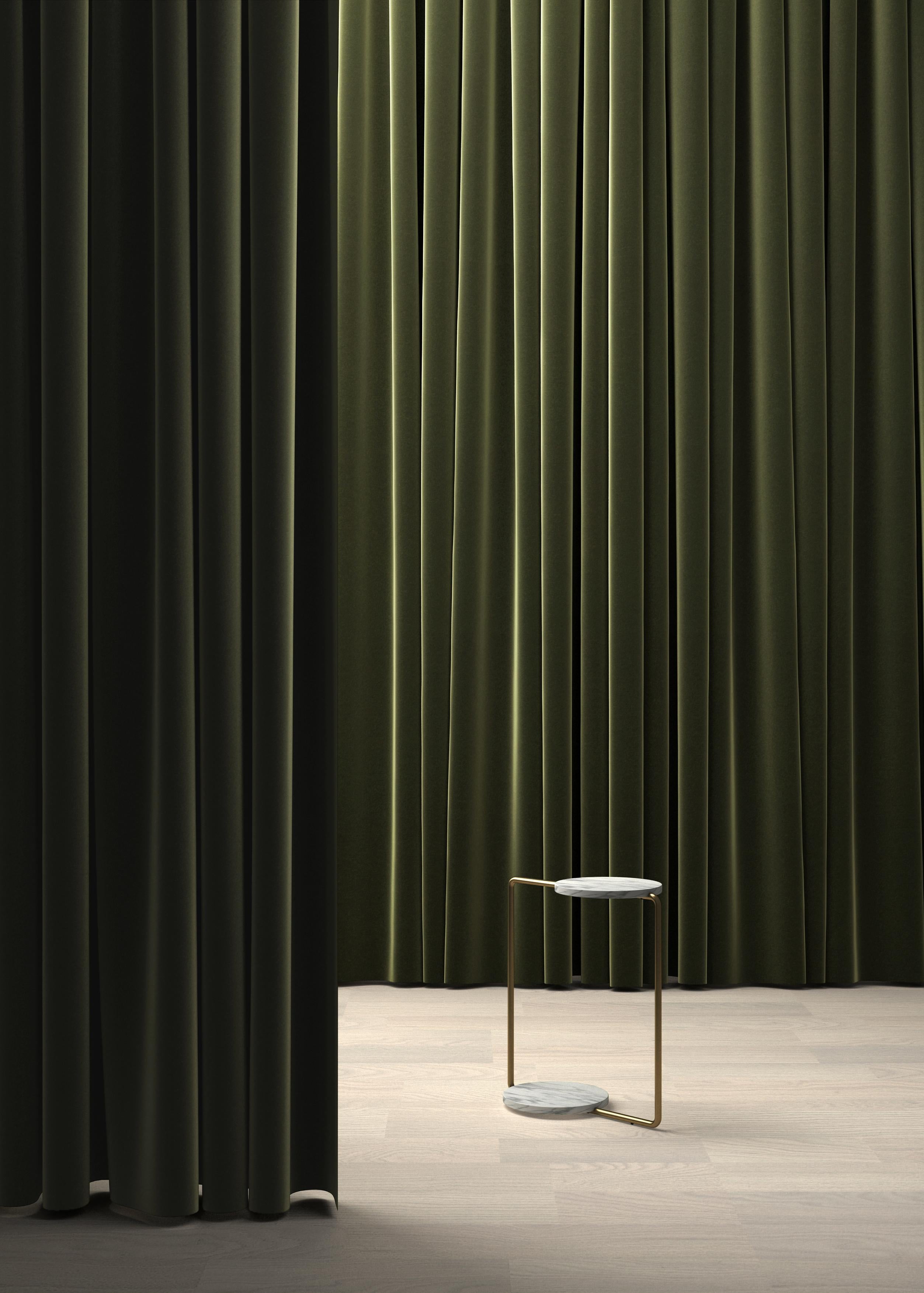 La table d'appoint Constant est combinée à des méthodes de conception ingénieuses et à des compétences chics de manière pratique et
magnifiquement. Cette table d'appoint est composée de plateaux parallèles et bien espacés les uns par rapport aux