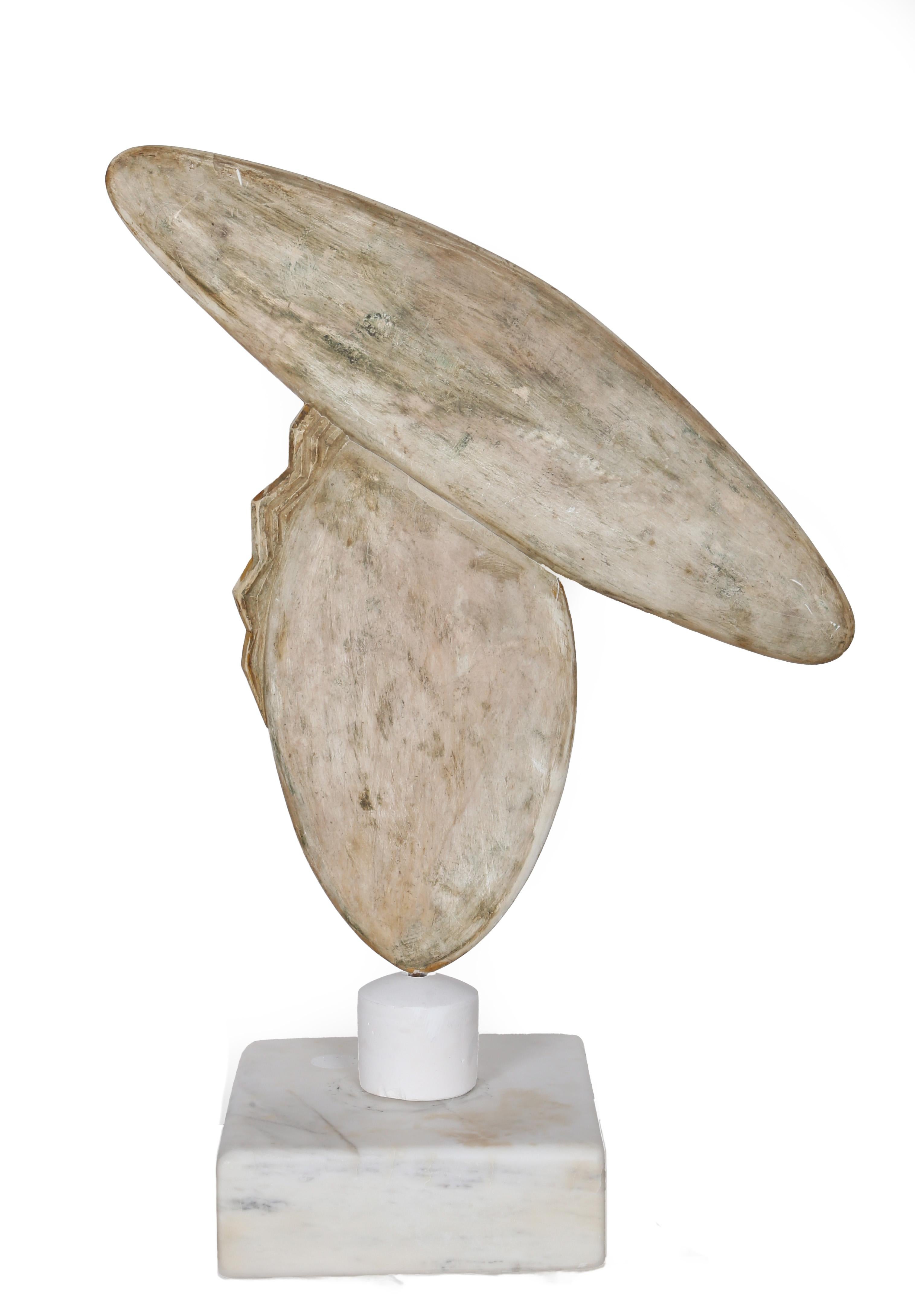 Eine minimalistische Darstellung einer Frau mit einem großen Hut von Constantin Antonovici. Diese Skulptur aus weißem Marmor besteht fast vollständig aus zwei aufeinandertreffenden Ovalen, wobei an der unteren Form einige Rillen zu sehen sind, die