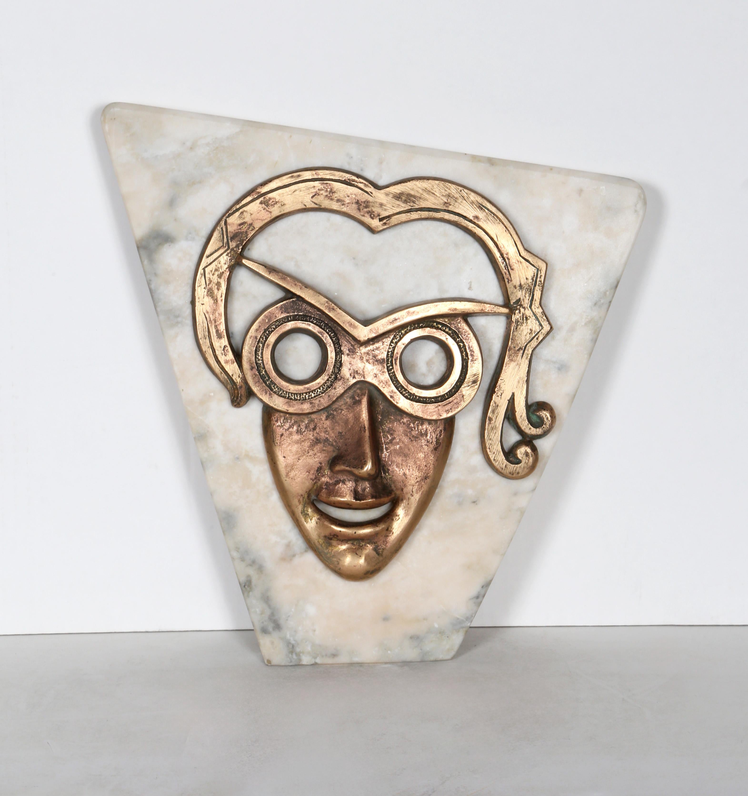 Ce portrait en bronze de Constantin Antonovici est posé directement sur la surface d'une plaque de marbre blanc taillée. Des yeux intenses et creux se détachent d'un visage souriant, créant l'image troublante d'une femme piégée dans la