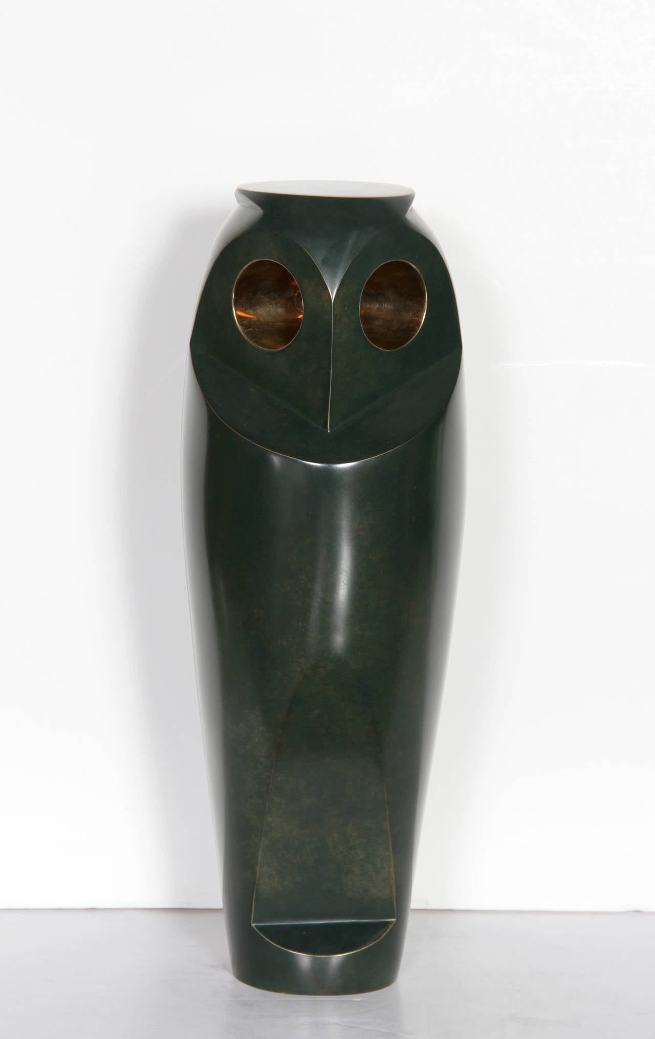 Figurative Sculpture de Constantin Antonovici - Búho III, Escultura de bronce patinado de Antonovici