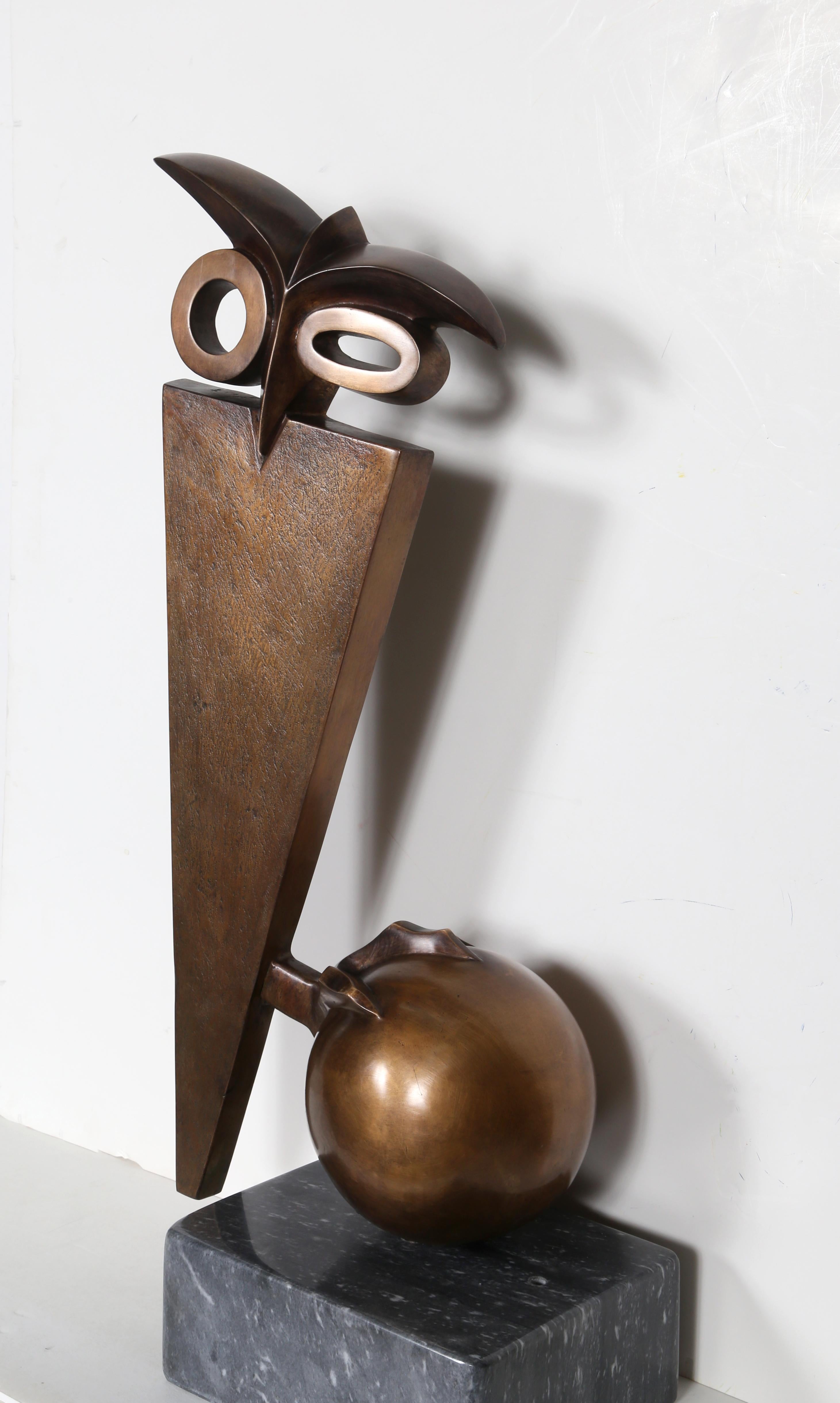 Hibou perché sur boule, bronze moderne d'Antonovici, 1957 - Sculpture de Constantin Antonovici
