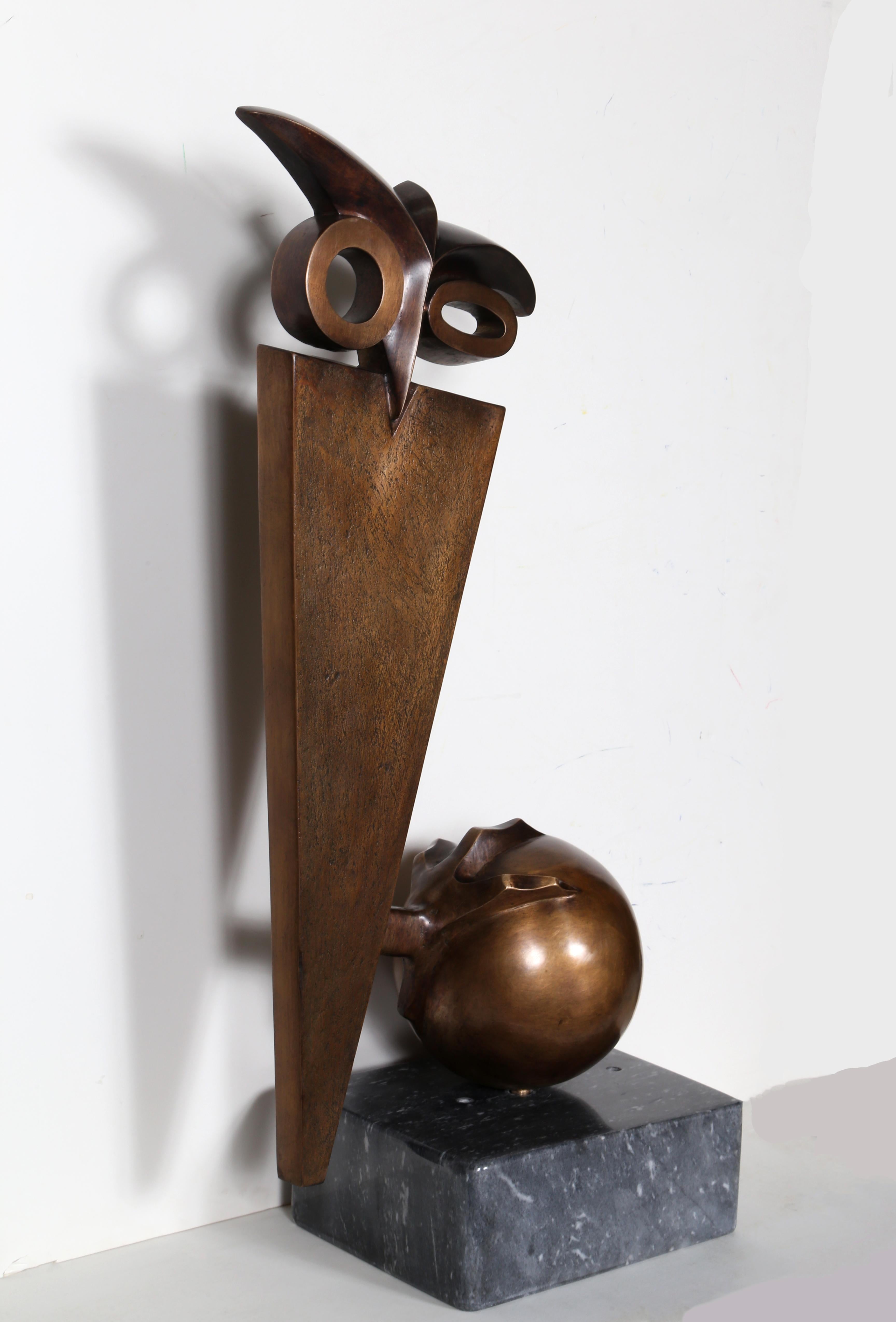 Hibou perché sur boule, bronze moderne d'Antonovici, 1957 - Or Figurative Sculpture par Constantin Antonovici