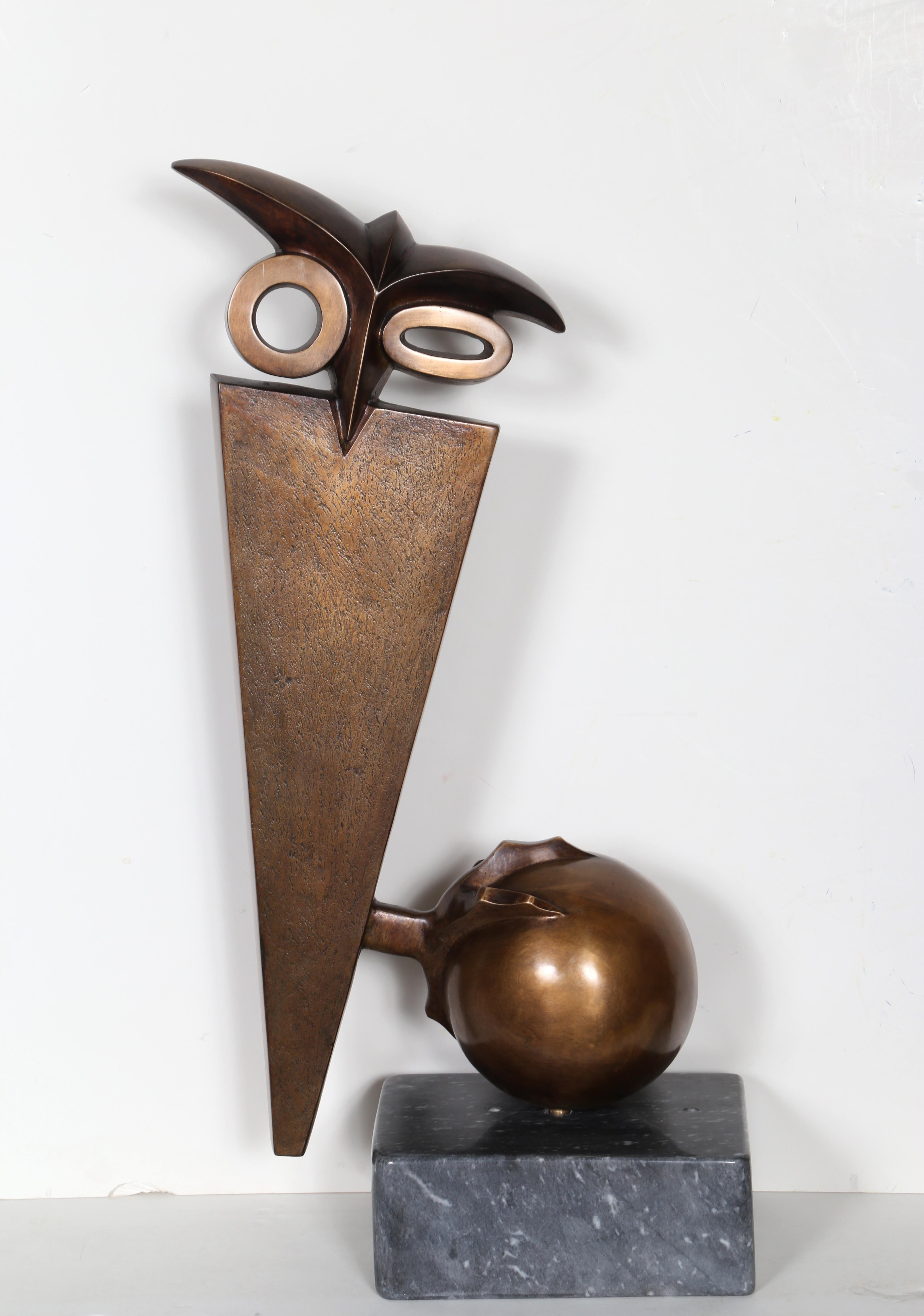 Constantin Antonovici Figurative Sculpture – Eule auf Kugel geflügelt, moderne Bronze von Antonovici 1957