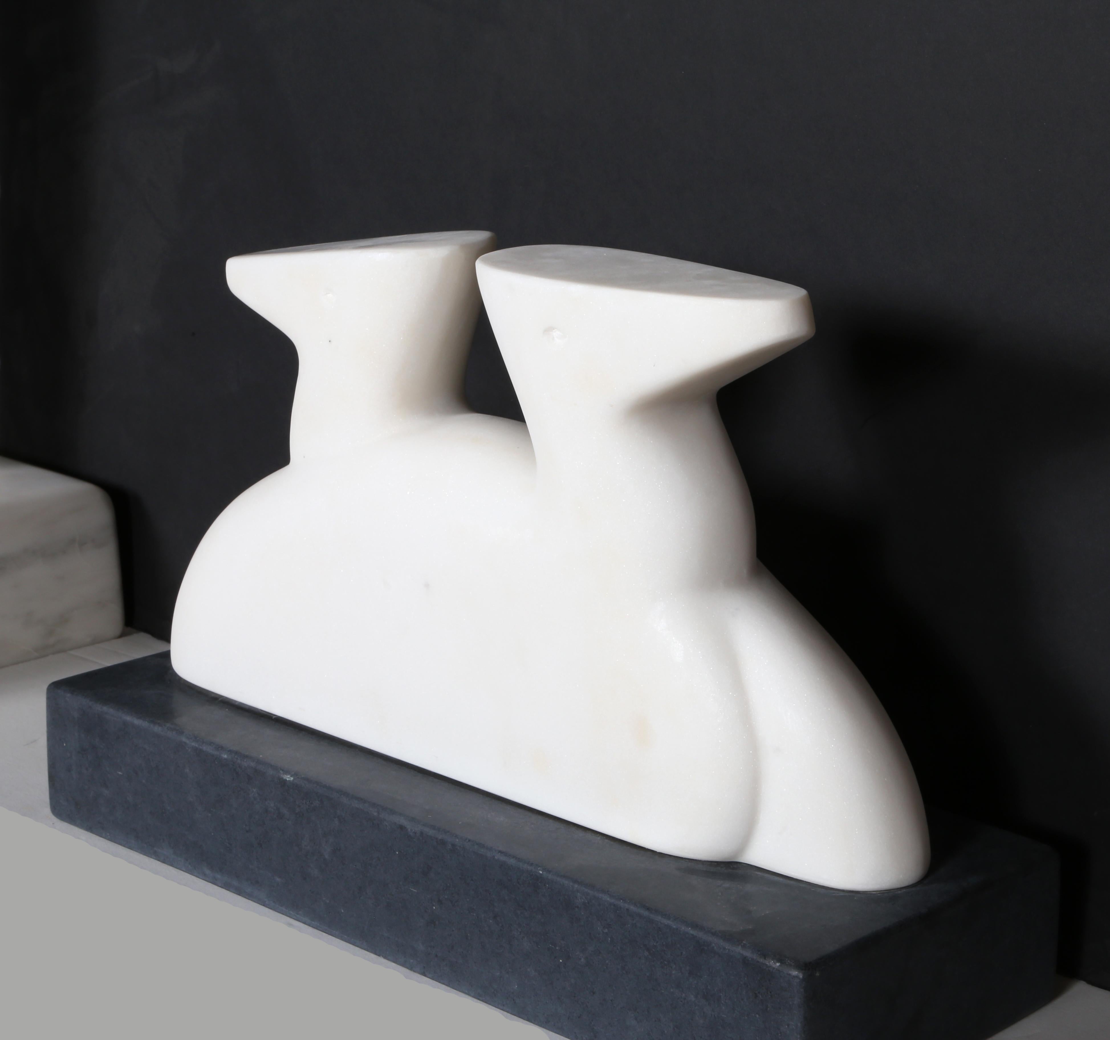 Zwei Enten, moderne Marmorskulptur von Antonovici – Sculpture von Constantin Antonovici