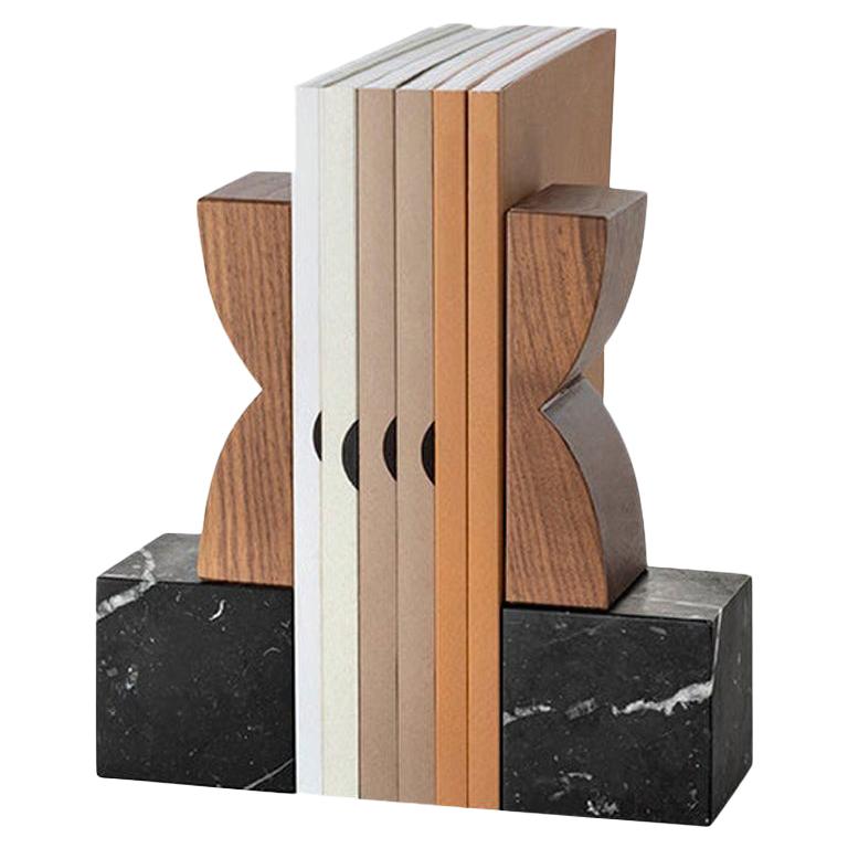 Serre-livres Constantin, design minimaliste en marbre noir et noyer canaletto