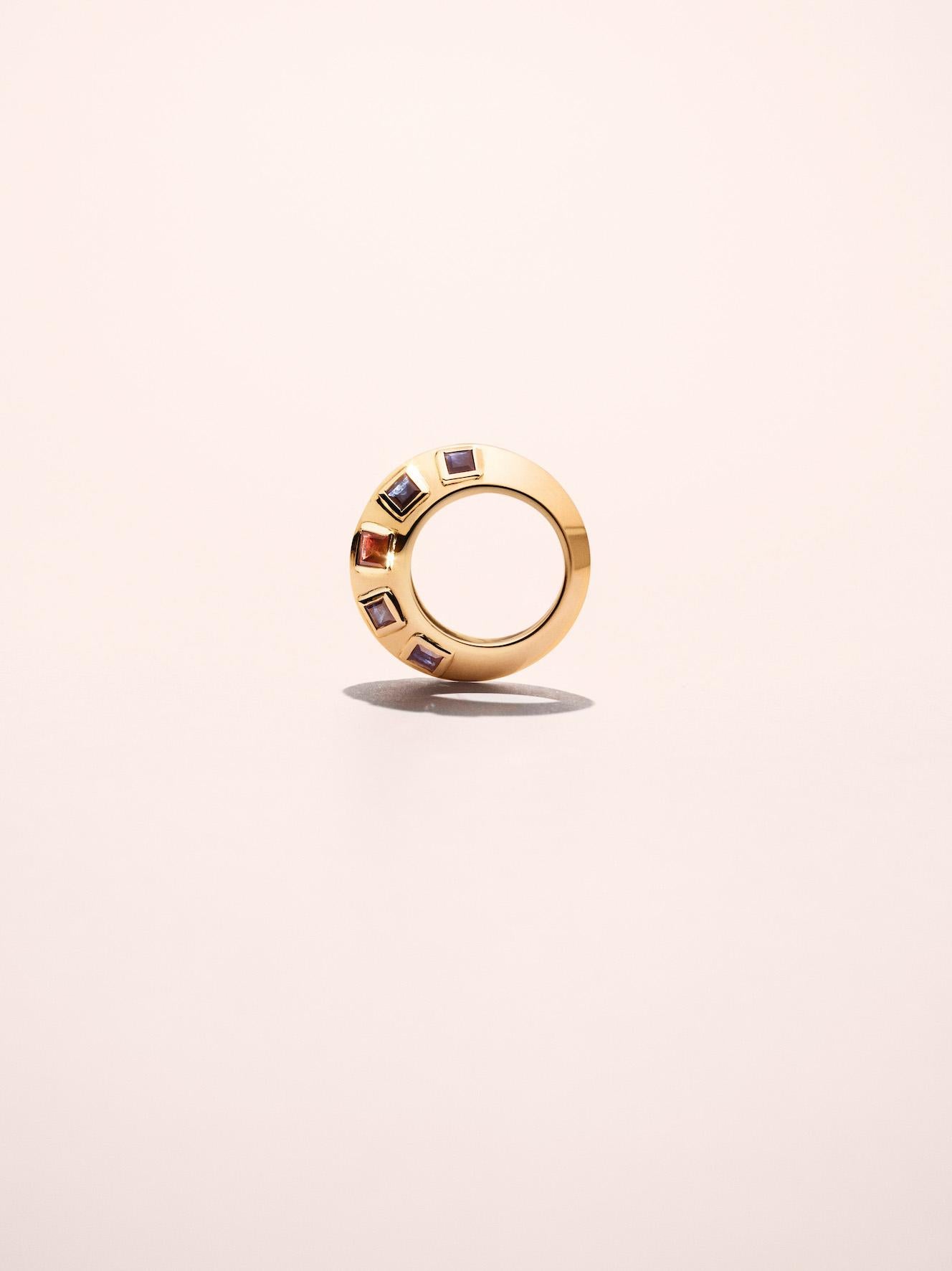 Constantin is a geometric cocktail ring, set with 10 gems (blue sapphires and garnet) on 18k yellow gold.
Its design refers to the sculpture of Constantin Brancusi.
SIZE : 51