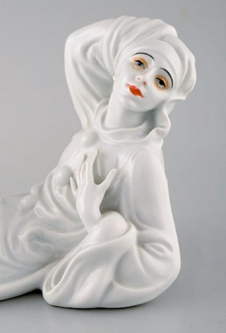 Constantin Holzer-Defanti (1881-1951) for Rosenthal. Hand painted porcelain figurine. Pierrot.
Model Number 549.
1920s.
Measures: 29.5 x 13.5 cm.
In very good condition.
Stamped.