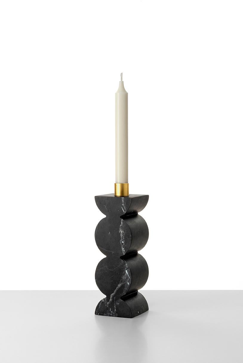 Constantin i, Set aus zwei Kerzenständern aus massiver Eiche und Messing mit Kreisen im Angebot 3