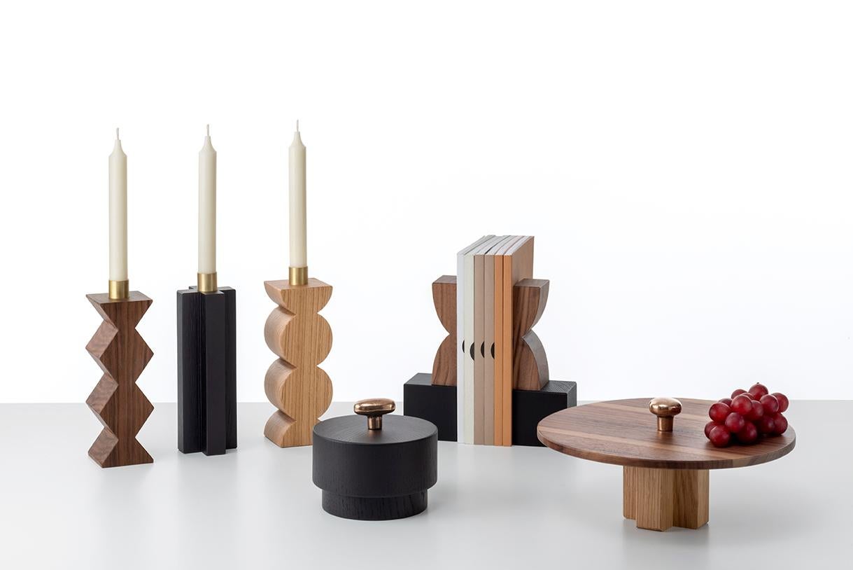 Constantin i, Set aus zwei Kerzenständern aus massiver Eiche und Messing mit Kreisen (Eichenholz) im Angebot