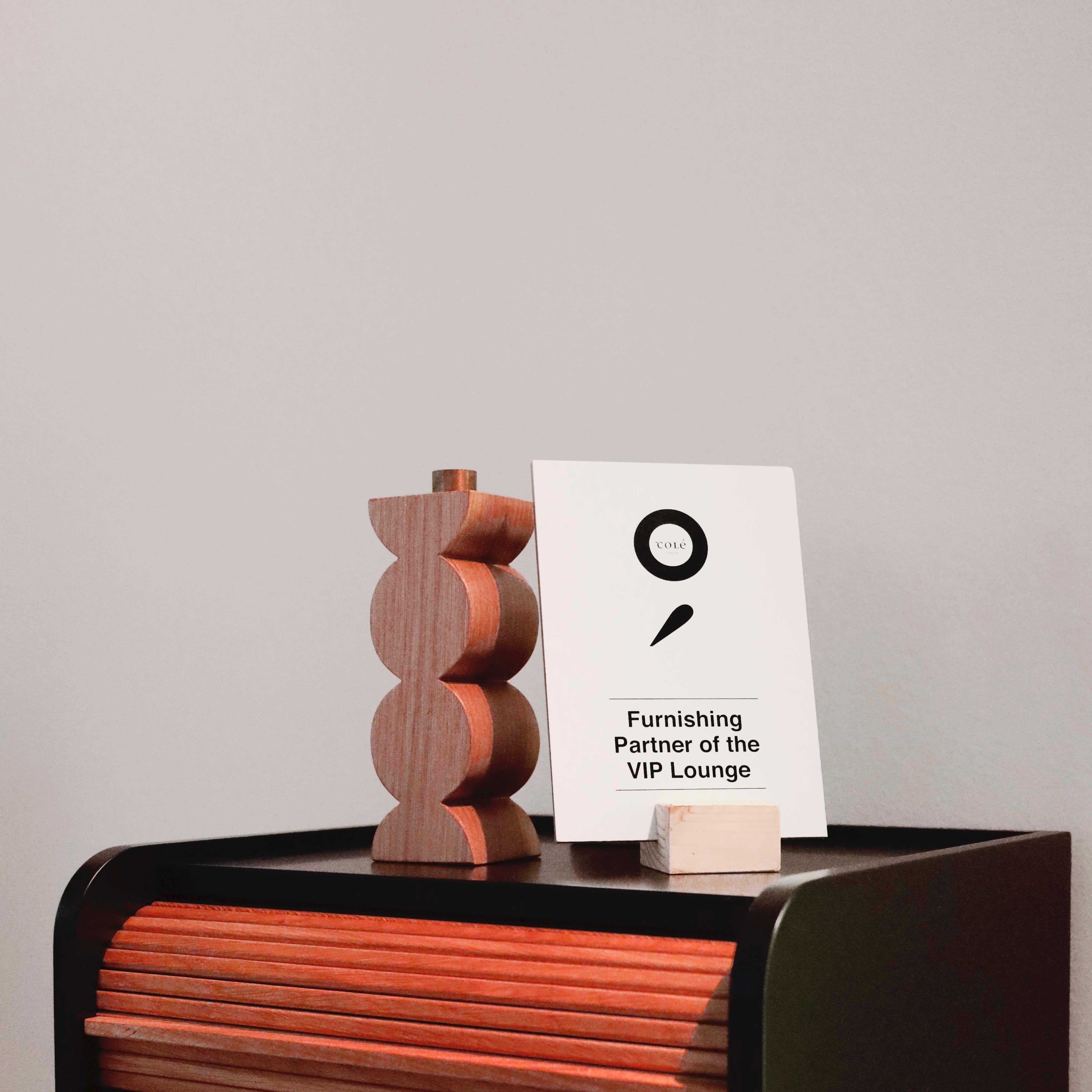 Constantin Set von Kerzenhaltern aus Holz und Messing Minimalistisches Design 5